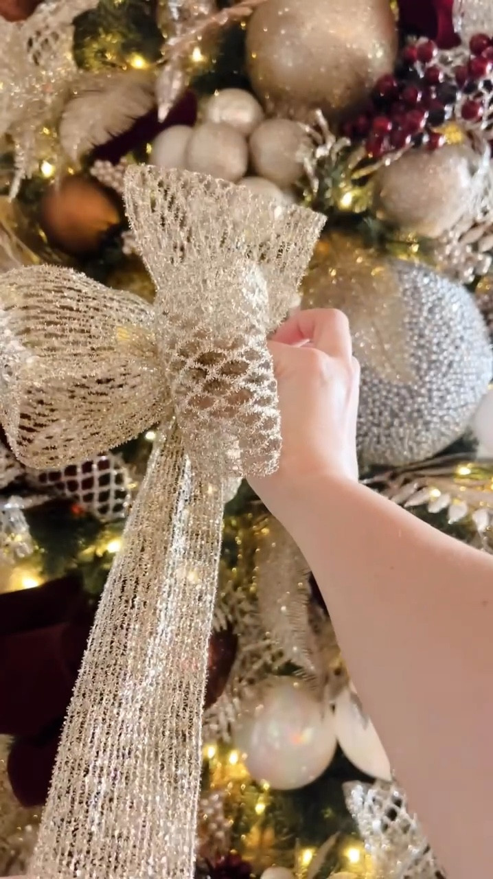 Diy bow Christmas tree .. es muy fácil
De hacer y le da mucha vida a tu árbol #christmastree #xmas #xmasdecor #xmasdiy #diychristmas 

#LTKHome #LTKSeasonal #LTKHoliday