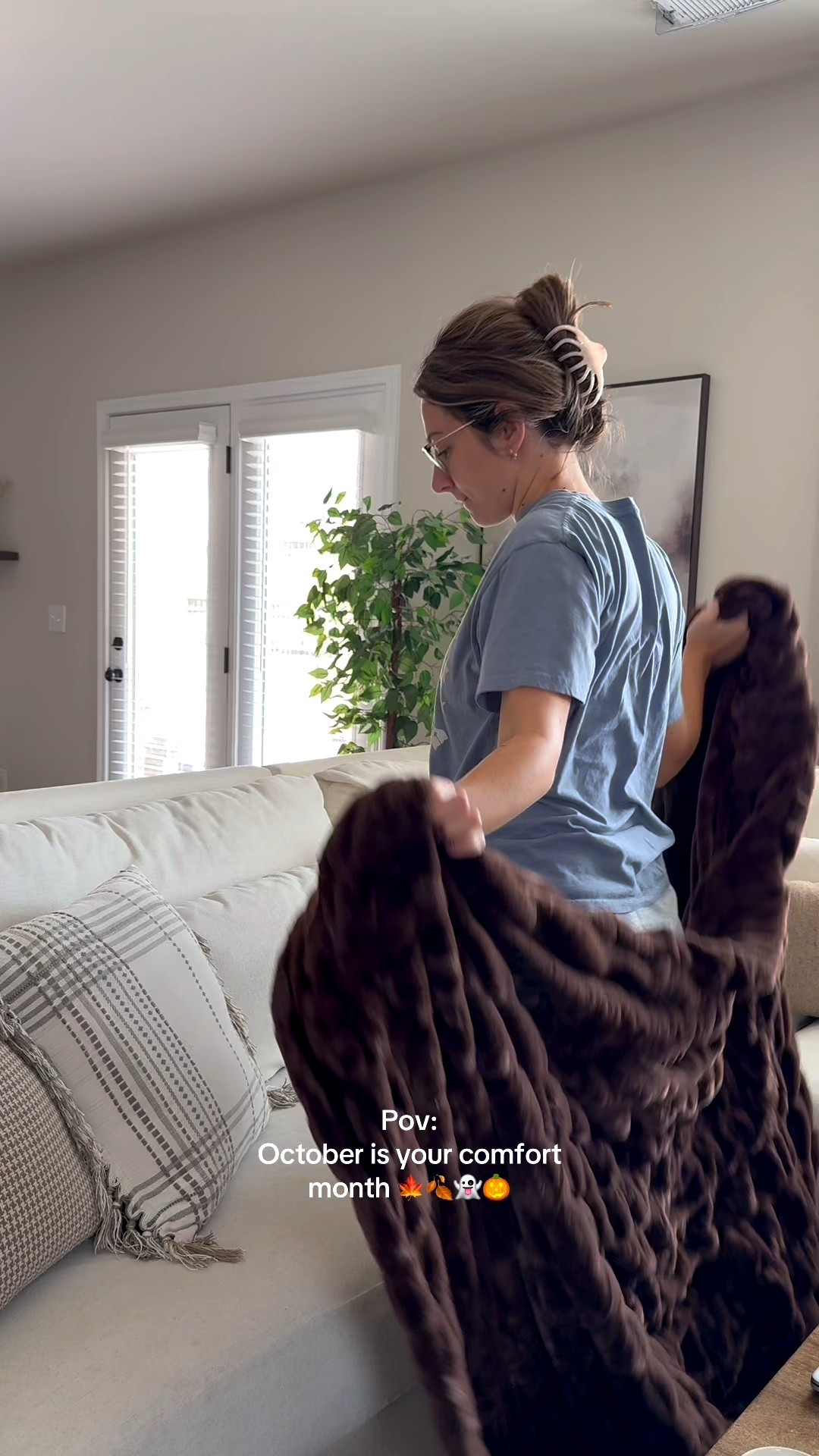 Comfy cozy // blanket // fall // halloween

#LTKHome #LTKHalloween #LTKFindsUnder100