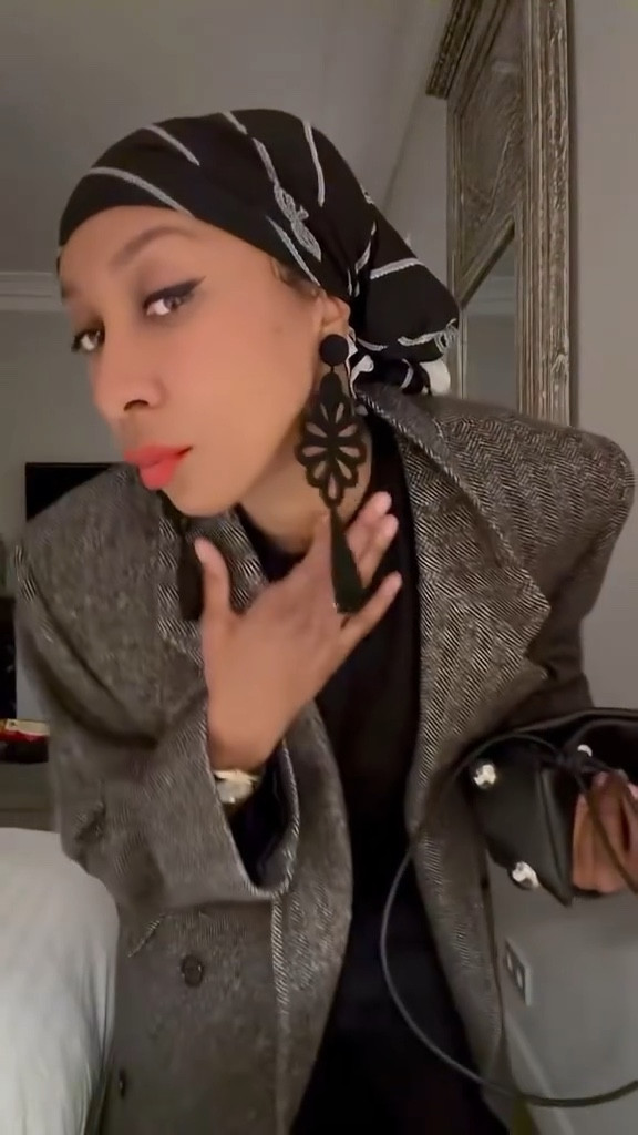 Parisian days and nights out loading 💫

Links on my shopmy (in bio):

Coat is vintage men’s 
Earrings @jenniferbehr 
Bag @altuzarra 
Lipstick @maccosmetics
Vintage boots had for so long