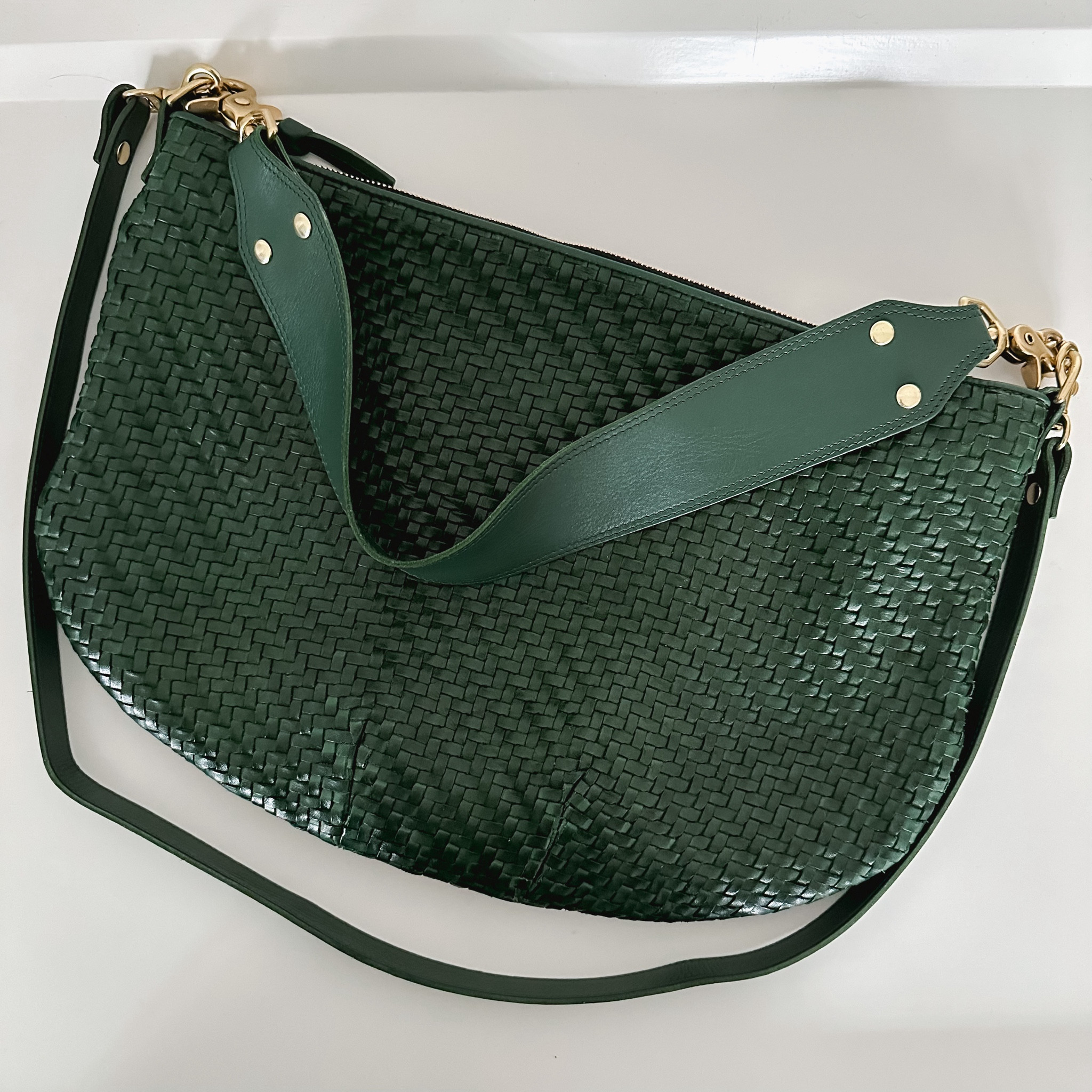Read the full review of the Clare V Moyen Messenger on @thingsbloggersliedabout!
(My exact color, Evergreen, was a seasonal color.)