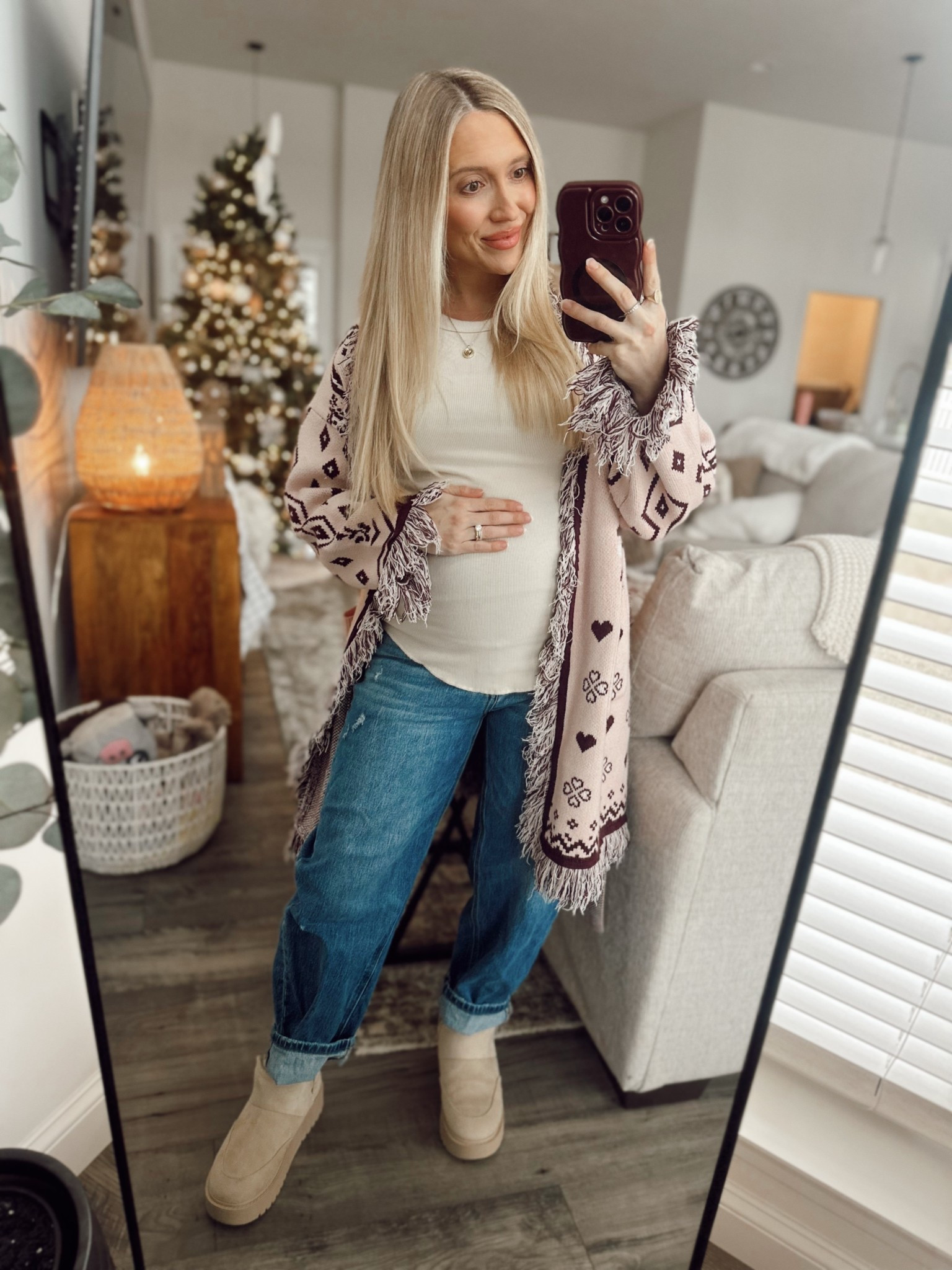 Kerstyn35 for 35% off 

Cozy and comfy holiday look bc ya girl is pregnant and it’s snowing in mo is like 10° ❄️🤣 

loving my barrel leg maternity jeans from pink blush + this cozy paisley cardigan from @vici kerstyn35 for 35% off girlies! 



#LTKHoliday #LTKootd #LTKBump