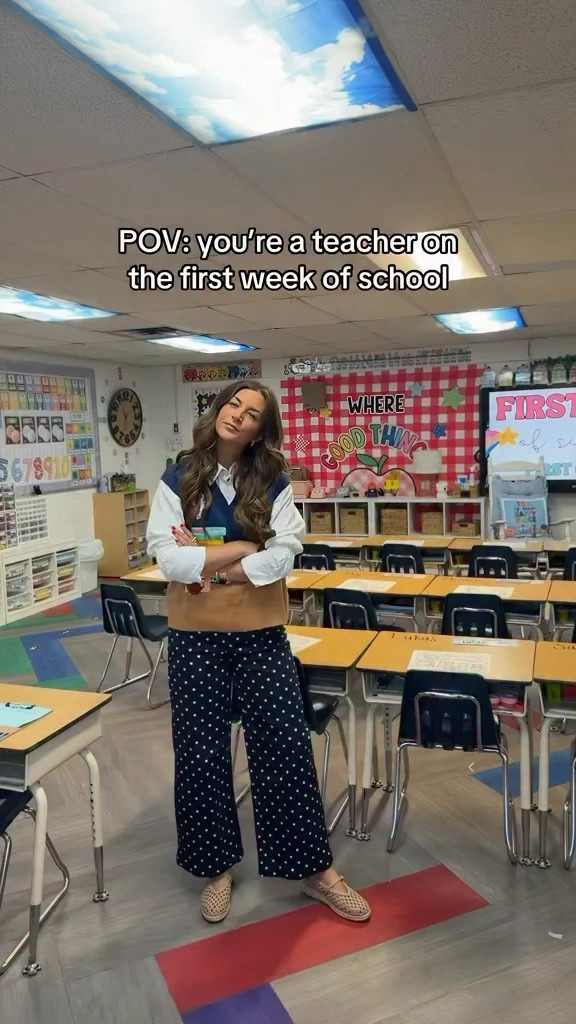 Guys…If I could teach in sweats I’d have these kids writing ESSAYS!!! Comfort is key for this gal!!!! 🤭👩🏽‍🏫🌈📚✏️🍎📓