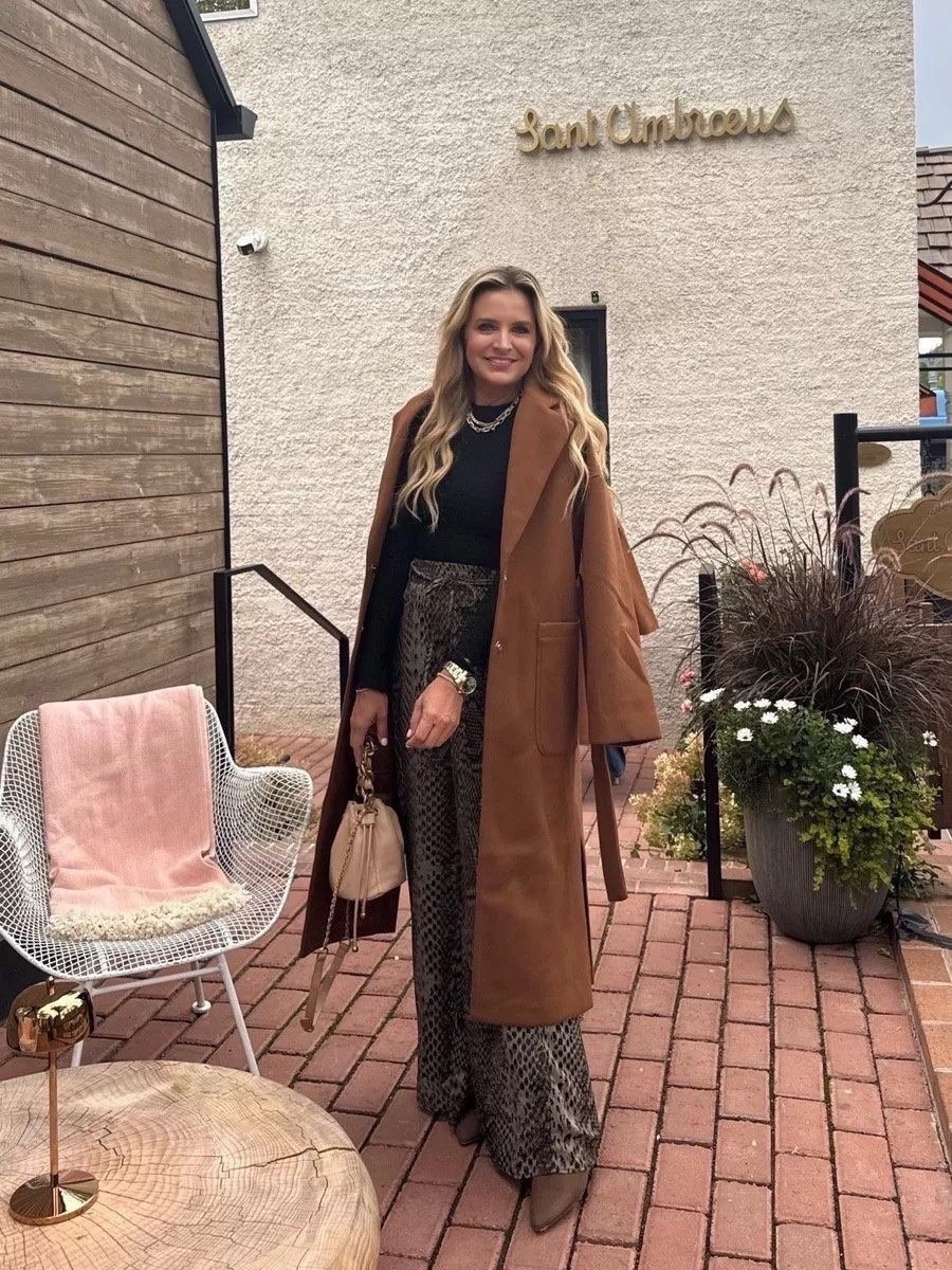 Every fall and winter wardrobe needs a good trench style coat! This one is selling out! Under $100!! Also loving the leopard pants!! So good!!


#LTKFindsUnder100 #LTKSeasonal #LTKStyleTip