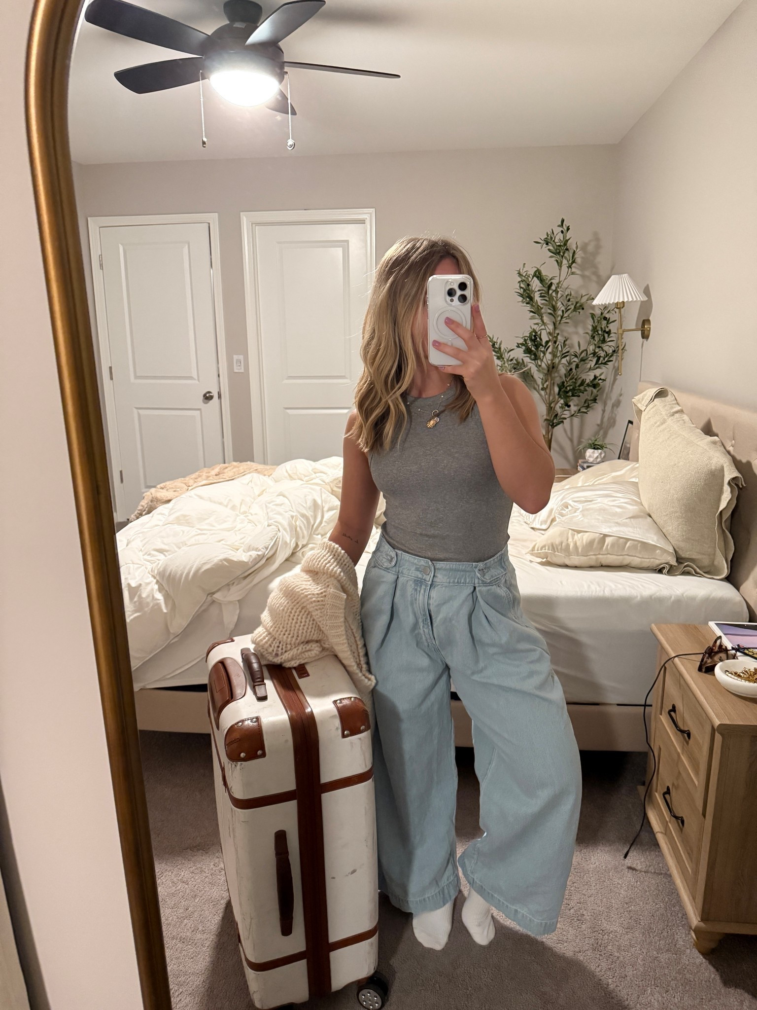 Airport fit ✈️
These are my new favorite pants, they’re adjustable so they fit my body however perfectly! They’re supposed to be cropped but for my short size they’re perfect lol 