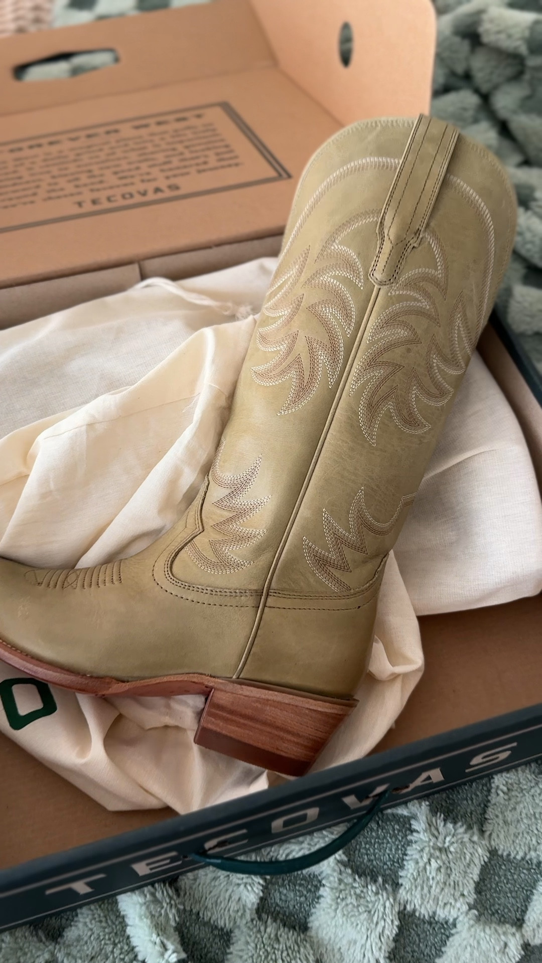 the most beautiful pair of boots from tecovas 🫶🏼🤠🤌🏼

Cowboy boots / cowgirl boots / western fashion / country / Nashville / tecovas 