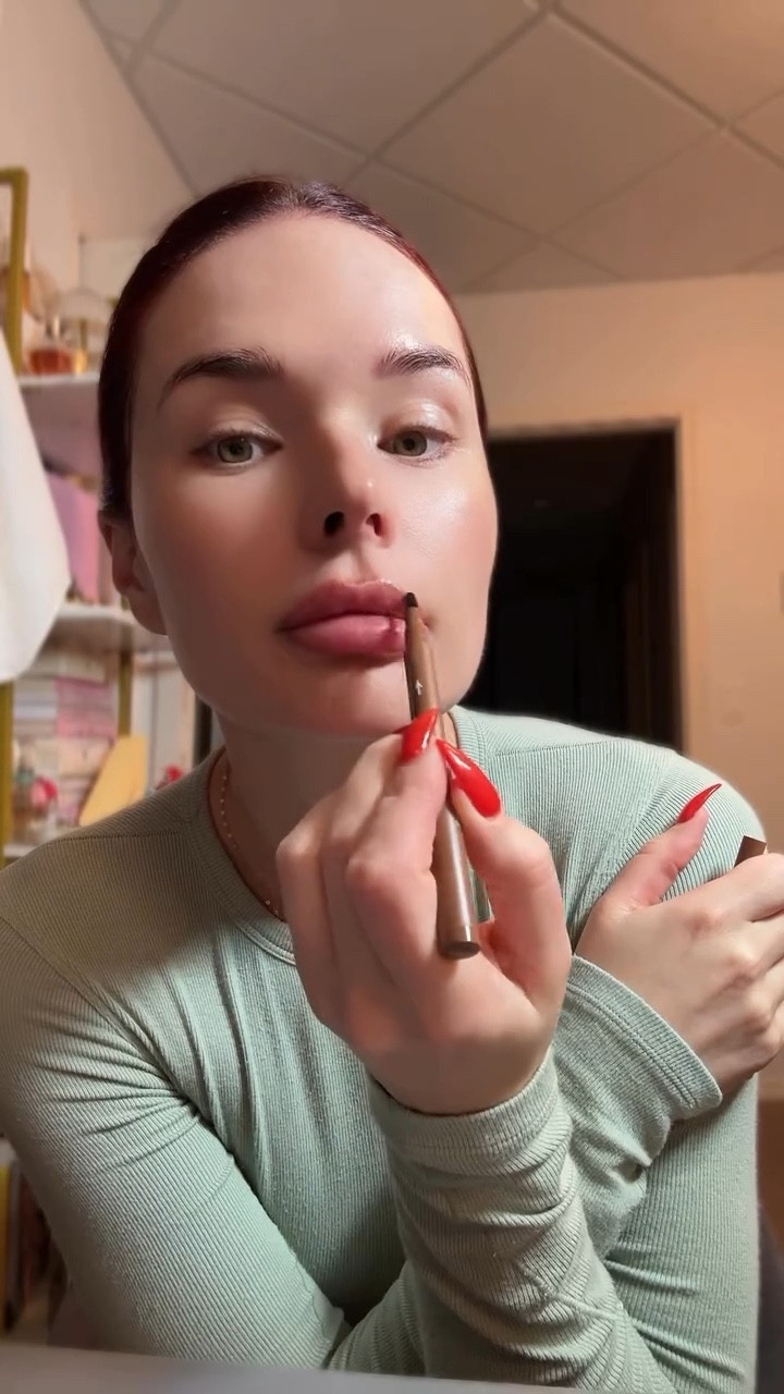 Go to sleep with lined lips and I wake up with lined lips 👄 I’m obsessed with the @hudabeauty 
#lipstain #lipstainviral #liplinertutorial #hudabeauty #allthingsbeautywithtara I’m wearing shade “toasty brown”