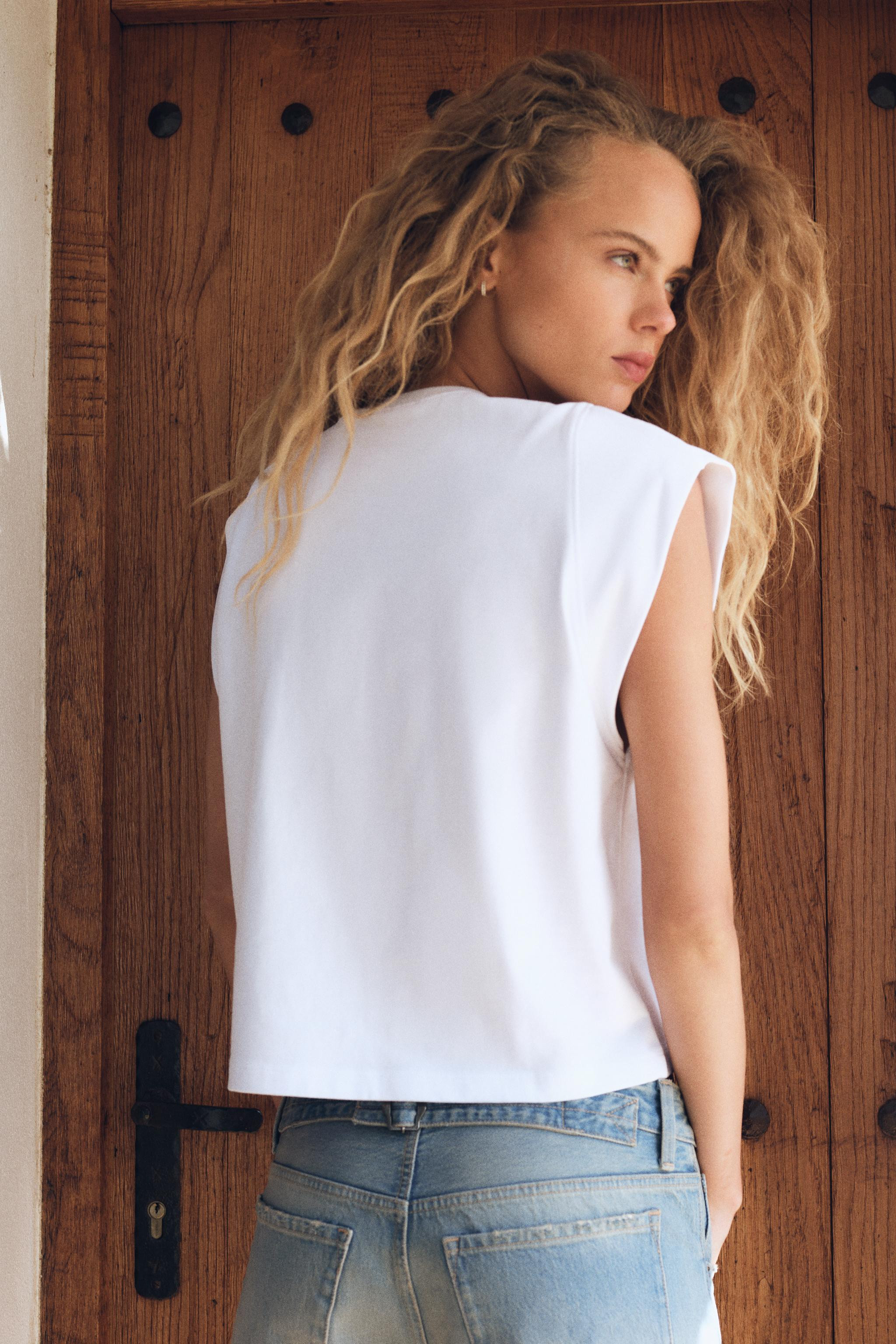 ROUND NECK - REGULAR LENGTH - SLEEVELESSWashed-effect T-shirt made of 10% cotton. Round neck and ... | Zara US