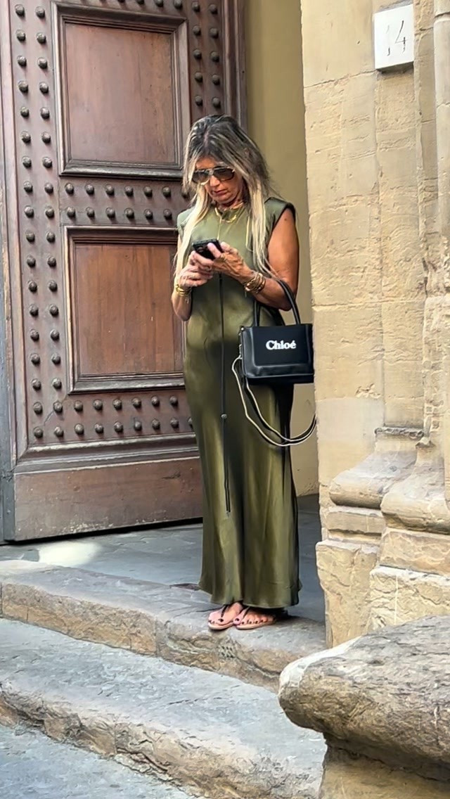 It’s Tuesday morning in Italy and this lovely Florentine woman is casually wearing a dress that many people would save for a special occasion, and she looks 💯. A wonderful reminder to not save your favorite pieces for someday and enjoy them now instead.