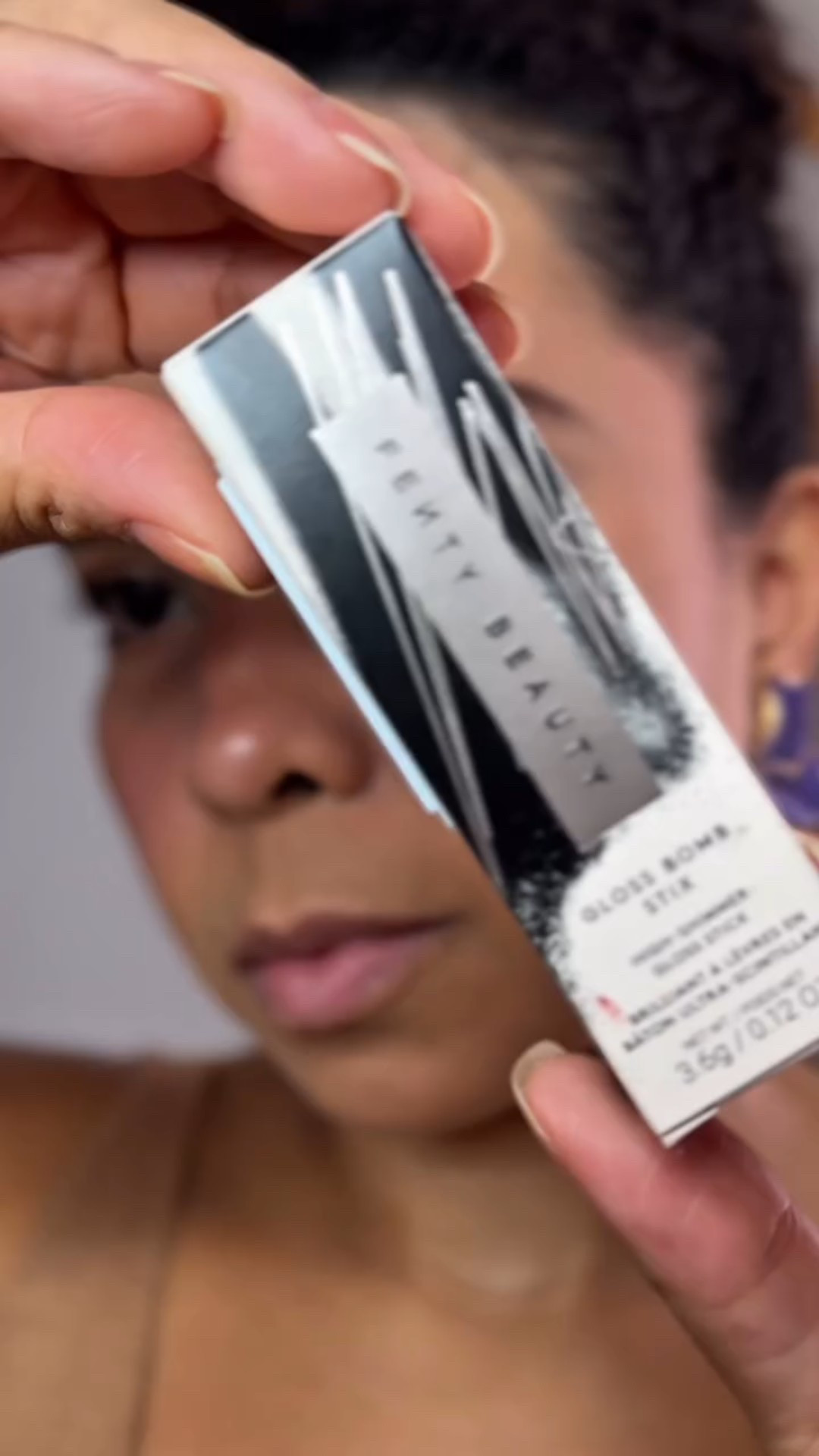 Se é brilho que vocês querem, então segura esse efeito Ice Amethyst nos lábios! ✨💜 Esse Gloss Bomb Stix Shimmer da Fenty Beauty não é só um gloss, é um evento!

Textura confortável, hidratação com manteiga de karité e um glow que faz até a lua sentir inveja. Sozinho ou por cima do batom, ele transforma qualquer look num momento Fenty-Approved.

E esse boleto? Vai direto pra Riri, porque resistir? Jamais! Quem mais ama um gloss que entrega beleza e cuidado ao mesmo tempo? 💬💋

#fentybeauty #sephora #sephorabrasil #fentybeautybyrihanna #intimasdaline #beleza #make