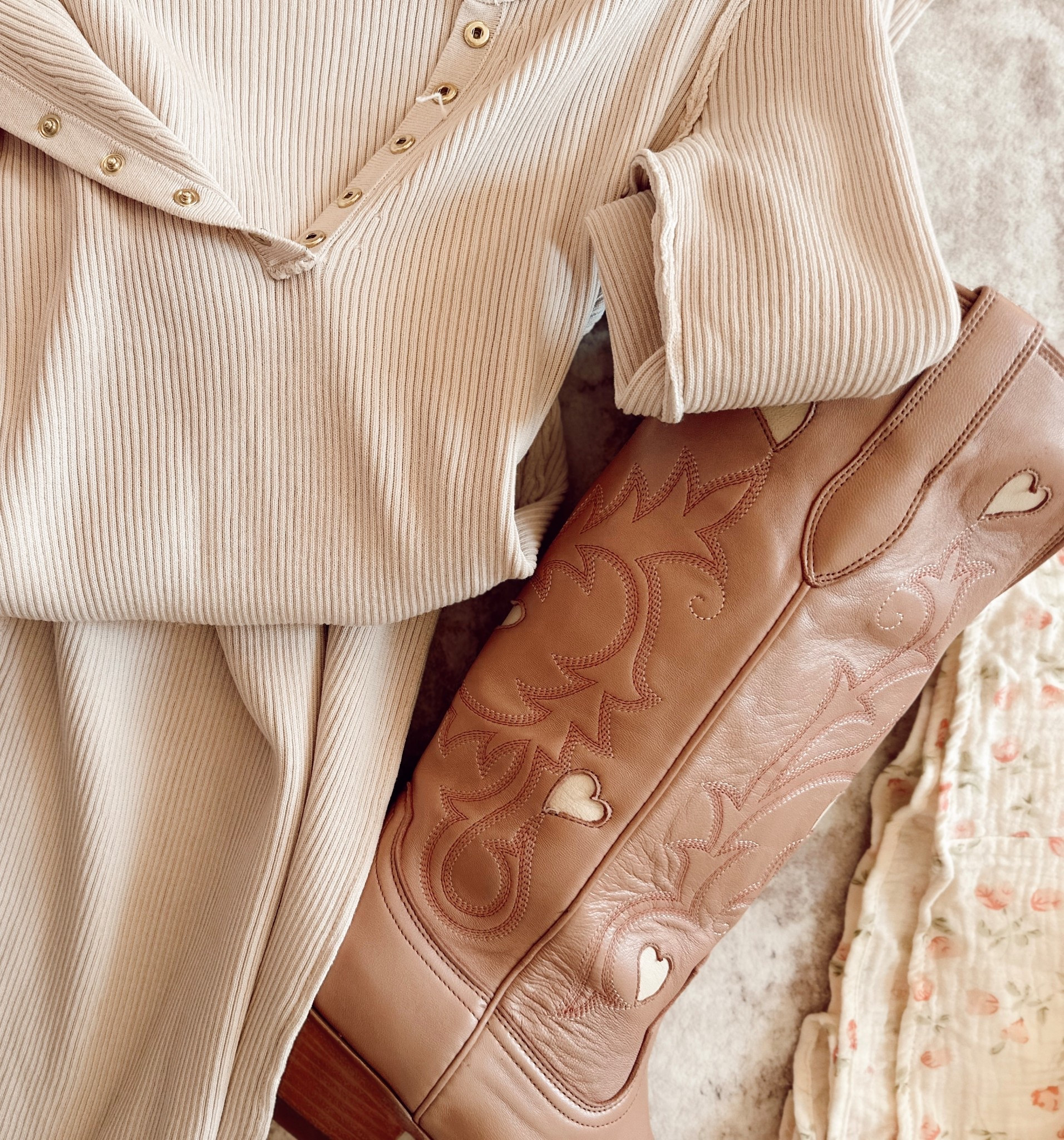 I love how versatile these boots are going to be - not too bright pink but just the right pop 💓👢✨🤭

#LTKU #LTKootd #LTKValentine