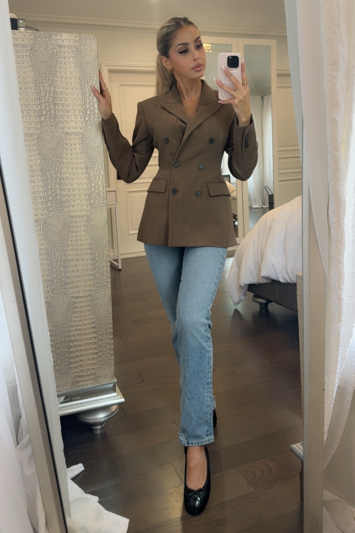 Another way to wear a cinched blazer 🤍
Linked different version of this outfit too!

#LTKootd #LTKU #LTKgrwm