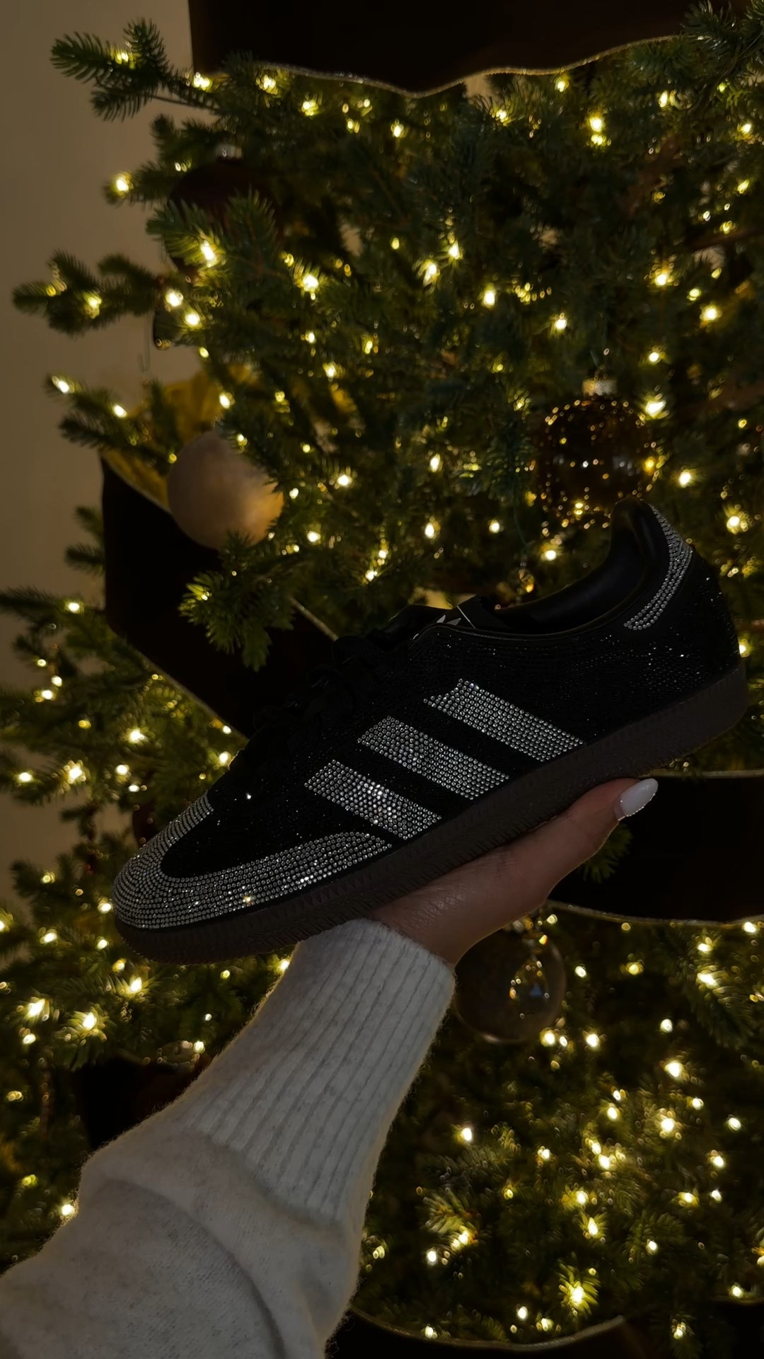 Adidas samba sneakers fully back in stock in white. They sold out super quick last time so act fast! 