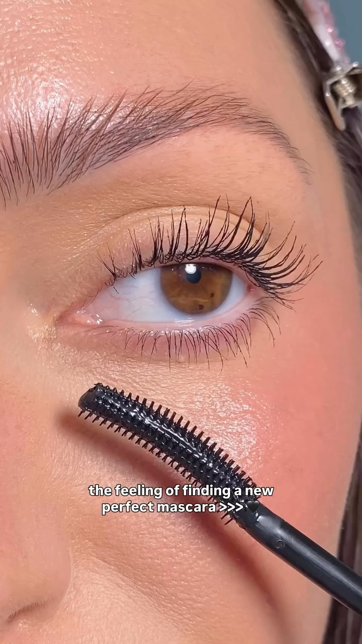 when the brush picks up each lash and gives clump free insane length 😮‍💨🖤 @allieglines you created the perfect mascara!!! comment SHOP for the link ✨ #mascara #makeup #trending