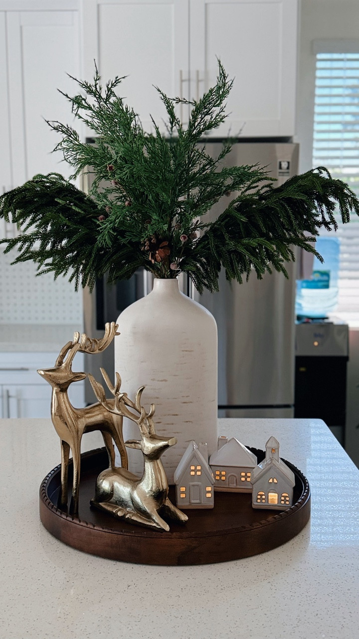 “Otra idea que amo para el counter de la cocina: añade un jarrón limpio, un toque verde, una pieza dorada y casitas luminosas… ¡y listo! 🤍✨
Un estilo minimal, cálido y fácil de recrear.
Guárdalo para cuando armes tu rincón navideño 🦌🏠✨”

#homedecor #hogar #decoration #ideas #inspo