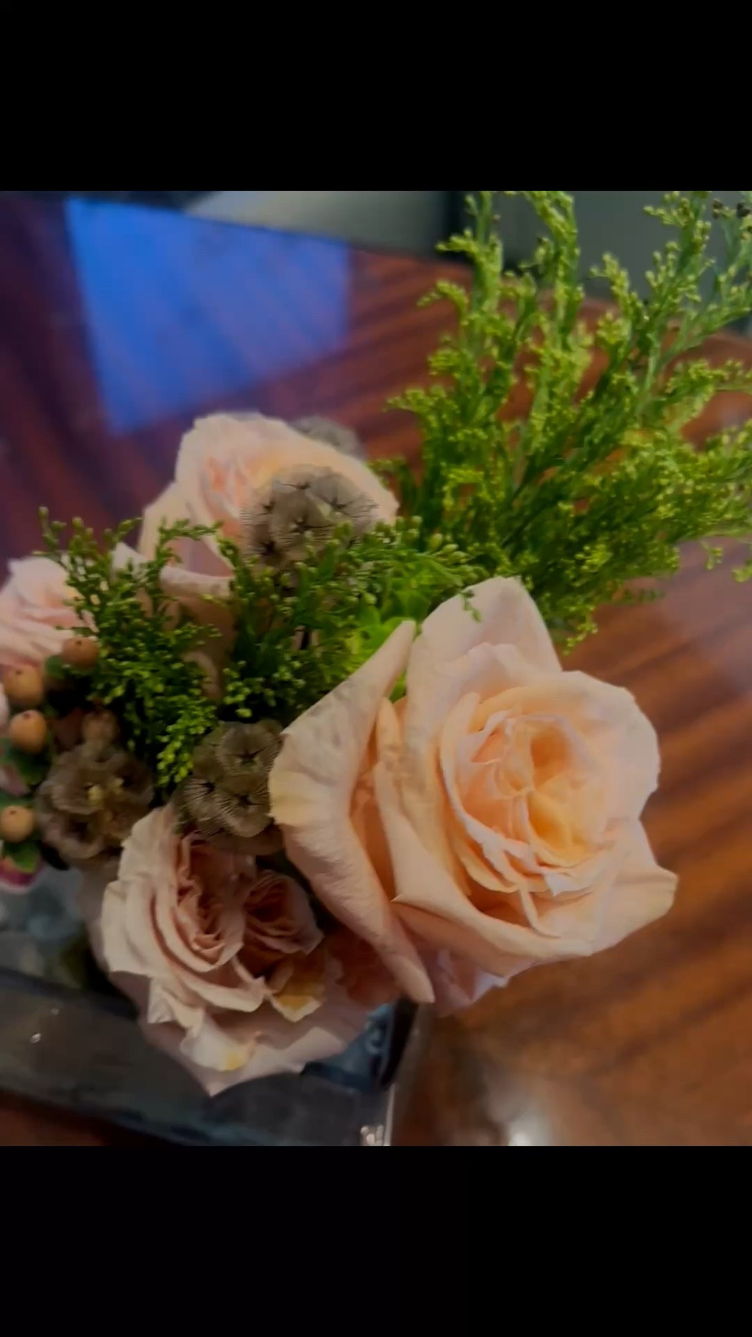 Sunday morning with roses at home. 🌹 There’s something about flowers that can instantly lift your mood—the soft color, the texture, and simply having them nearby makes the whole morning feel brighter.

Such a lovely way to start Sunday: coffee, roses, and a relaxed weekend mood. ✨

#SundayMorning #WeekendMood #Roses #FlowerArrangement #FlowersAtHome #MorningMood #SundayAtHome #HomeDecor #FloralDecor #LTKHome

#LTKdayinmylife #LTKHome