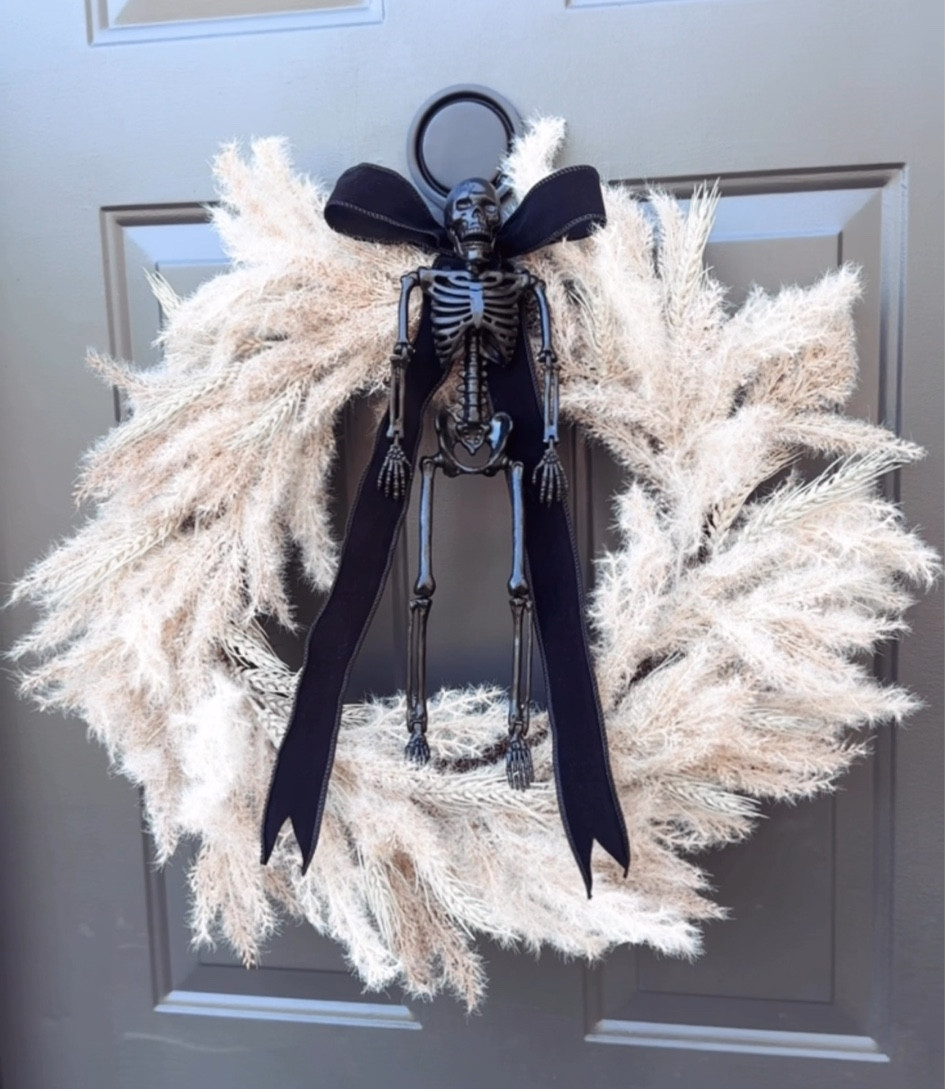 The cutest Halloween wreath DIY 🖤 

#LTKSeasonal