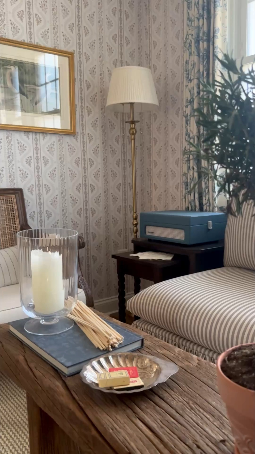 The wallpaper that made the space 🤍 (code at end) @artzaco_ made it so hard to decide due to their depth of stunning designs from various artists. However, this floral beauty was the perfect neutral depth! Oh, and did you know it’s peel and stick? Use my code MEG25 for a discount sitewide! 

#sittingroom #homebar #peelandstickwallpaper #peelandstick #coastalcottage #traditionalhome #nancymeyers #homebeforeandafter