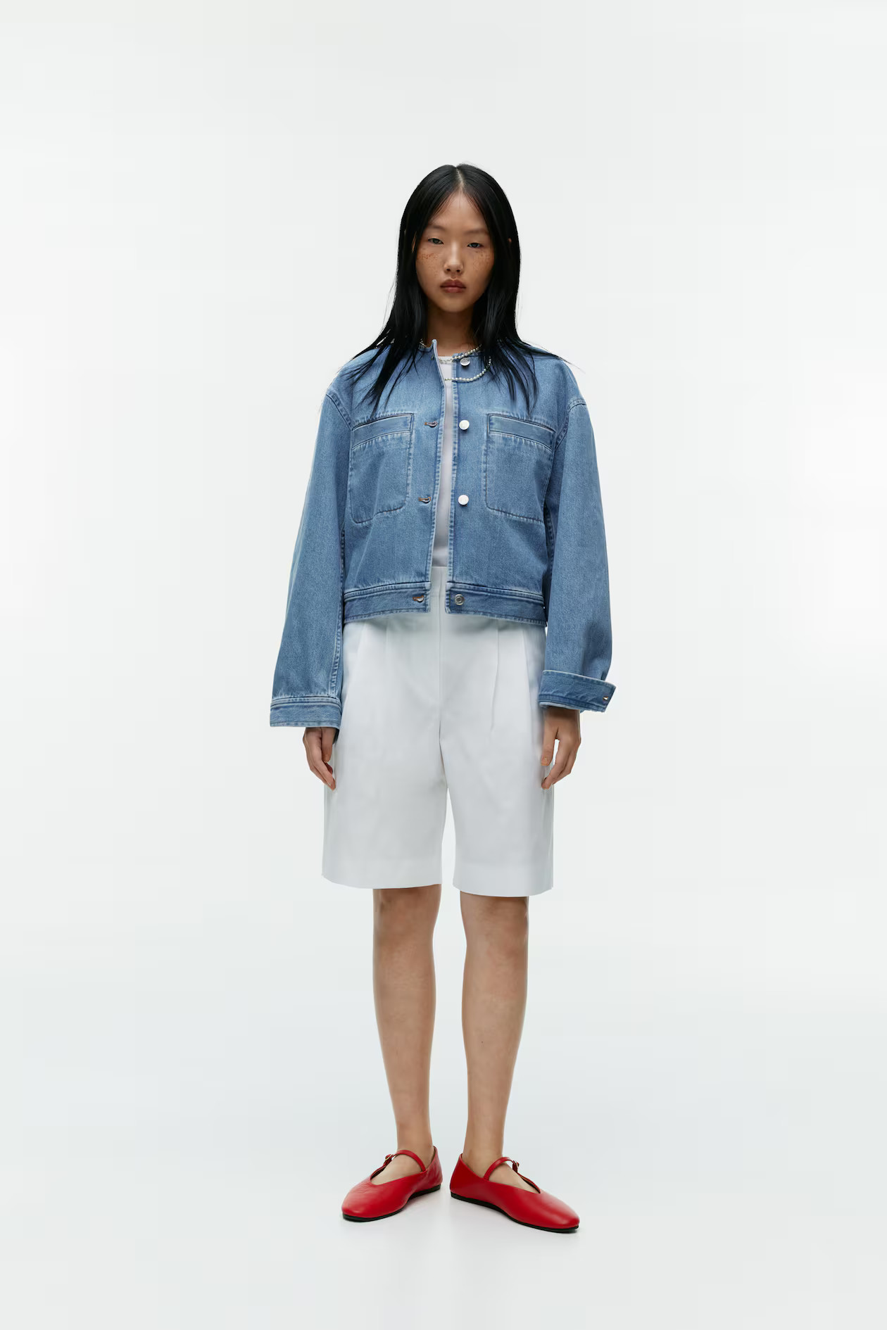 Jeansjacke ohne Kragen - Rundausschnitt - Langarm - Mittelblau - Ladies | H&M AT | H&M (DE, AT, CH, NL, FI)