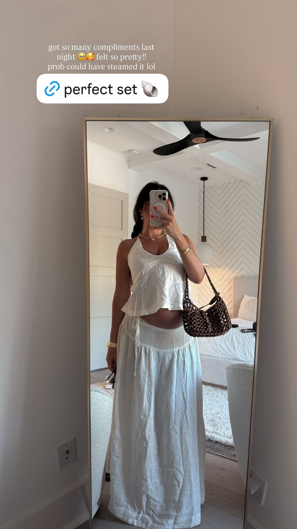 got so many compliments last night 🥹🥰 felt so pretty!!
prob could have steamed it lol
Wearing a Small