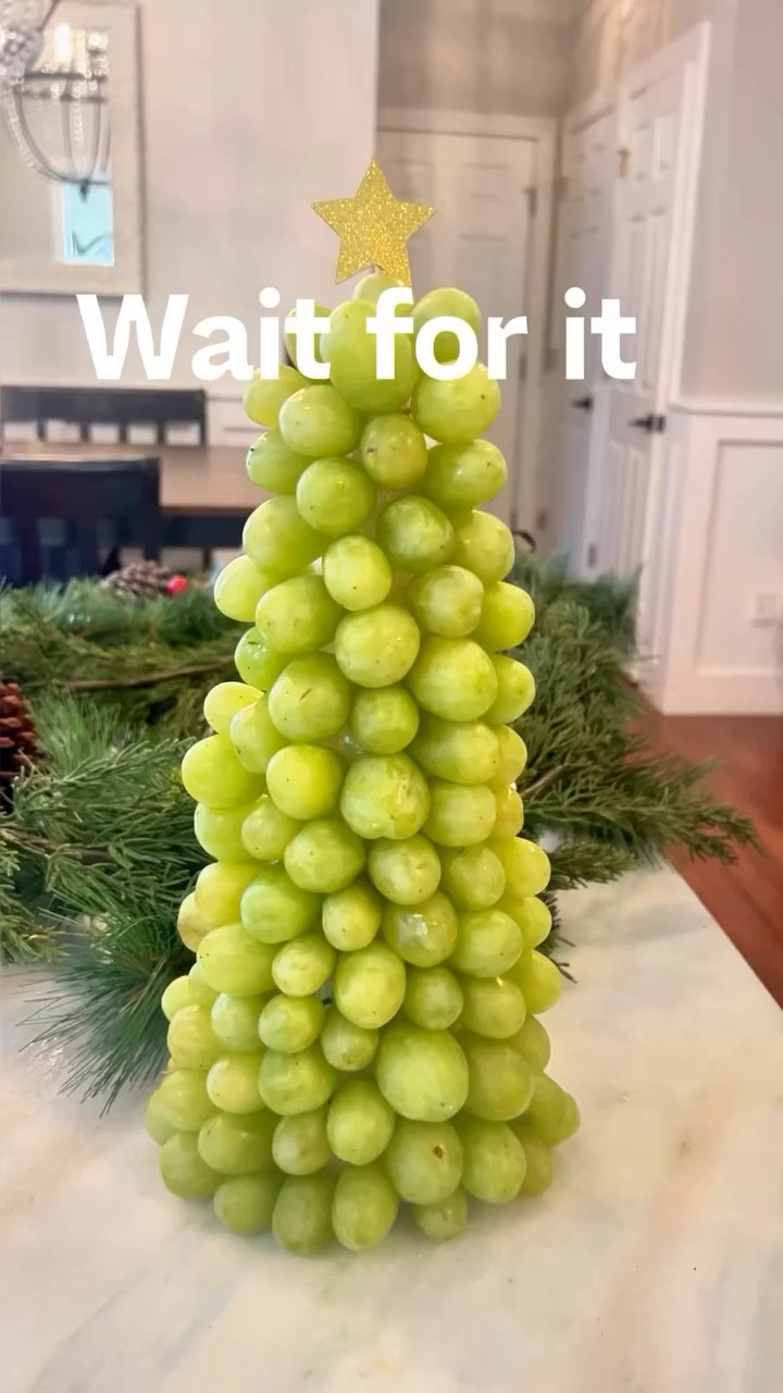 Comment TREE and I'll send you supplies! Grapes 🍇 are a fun alternative to this holiday tree! 

I added some caramel and heath bites for dipping too! #holidayappetizers #christmasparty