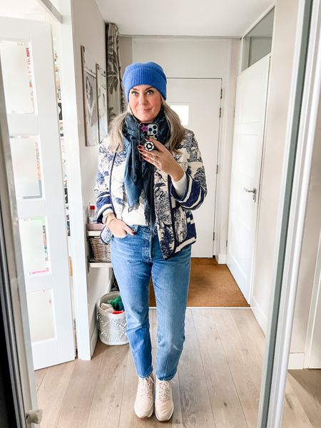 Ootd - Sunday. Ready for a cold walk. Wearing a blue hat, a white turtleneck sweater, Levi’s 501 jeans, a Dior inspired jacket (local boutique), snowboots and a navy blue Uniqlo coat (not pictured)



#LTKeurope #LTKover40 #LTKmidsize