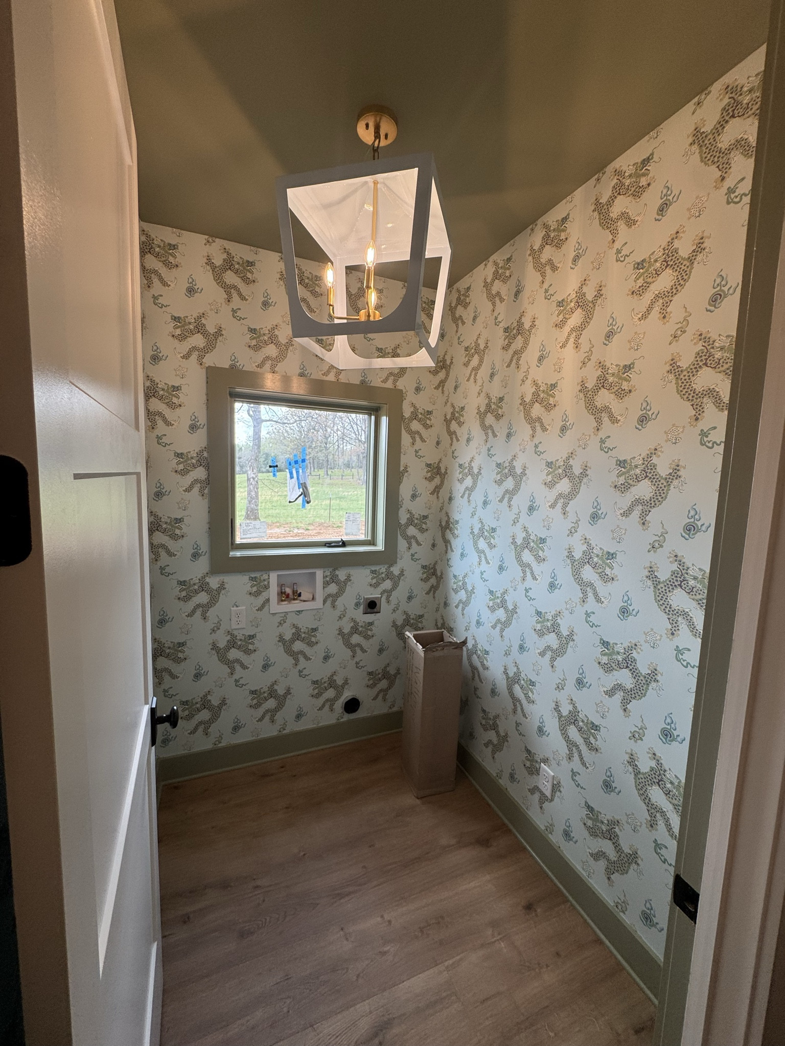 How fun is this laundry room makeover with this fun wallpaper!? 

#LTKdayinmylife #LTKHome #LTKSaleAlert