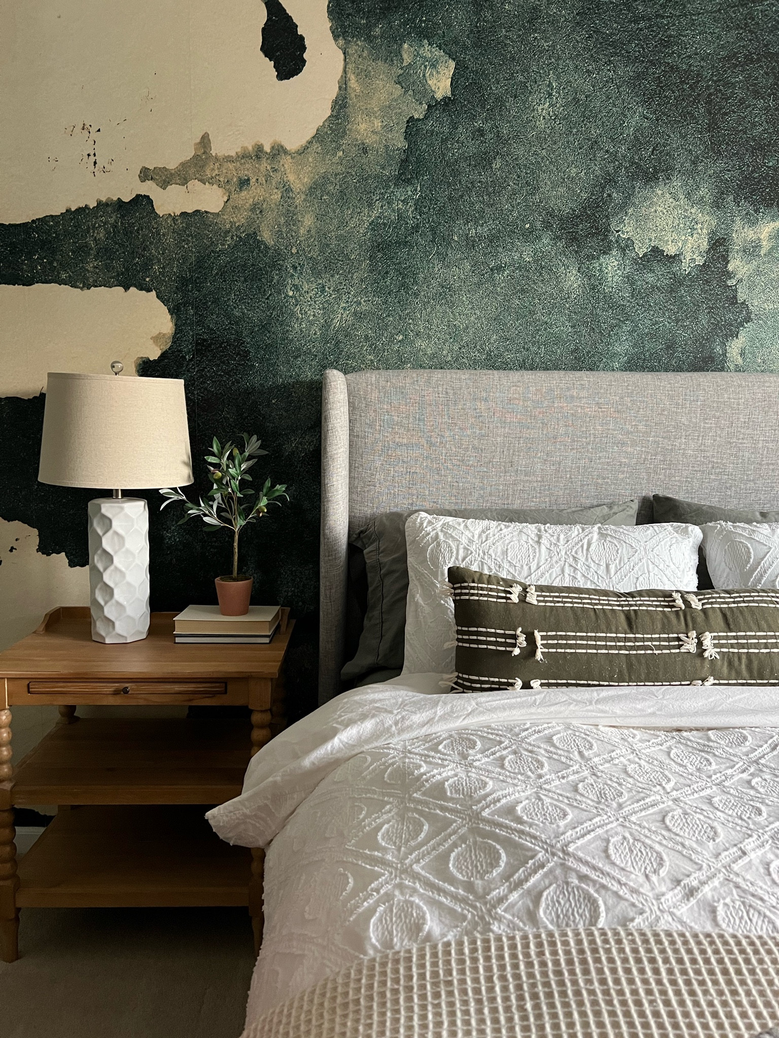 Channeling a fun abstract pop of color for a few projects coming up and missing this mural from our last guest room! Linking similar vibes 💙

#LTKhome