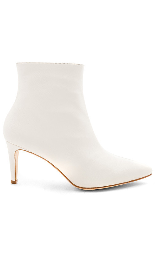 RAYE STIEFELETTE MIT ABSATZ MAZIE in White. GrÃ¶ÃŸe 9.5. Also in 6, 6.5, 7, 7.5, 8, 8.5, 9. | Revolve Clothing (Global)