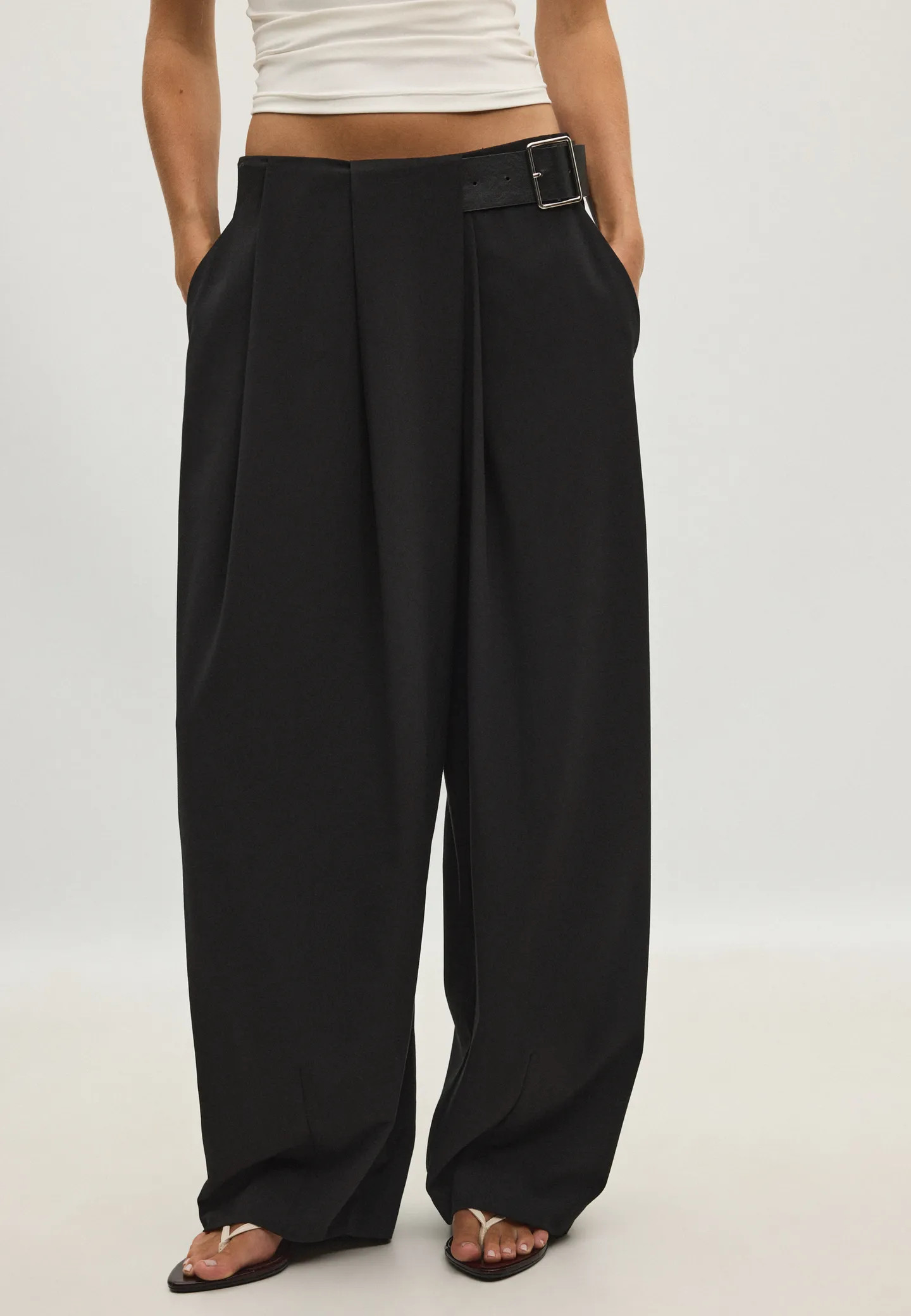 Pantalon habill\u00e9 pinces et ceinture - Mode femme | Stradivarius France | Stradivarius (FR)