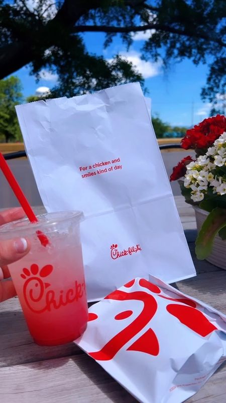 Andddd with MAY being “BABY MONTH” - today called for a Chick-fil-A 🐔picnic 🧺 on the deck to celebrate!! 🎉 And this #almost9monthspregnant mama🤰even got a cherry berry 🍒 lemonade 🍋 (I always crave sour things when I’m pregnant with these baby boys hehe 🤭🥰) and let me tell you - SOOO GOOD!!! 👏🏽🙌🏽