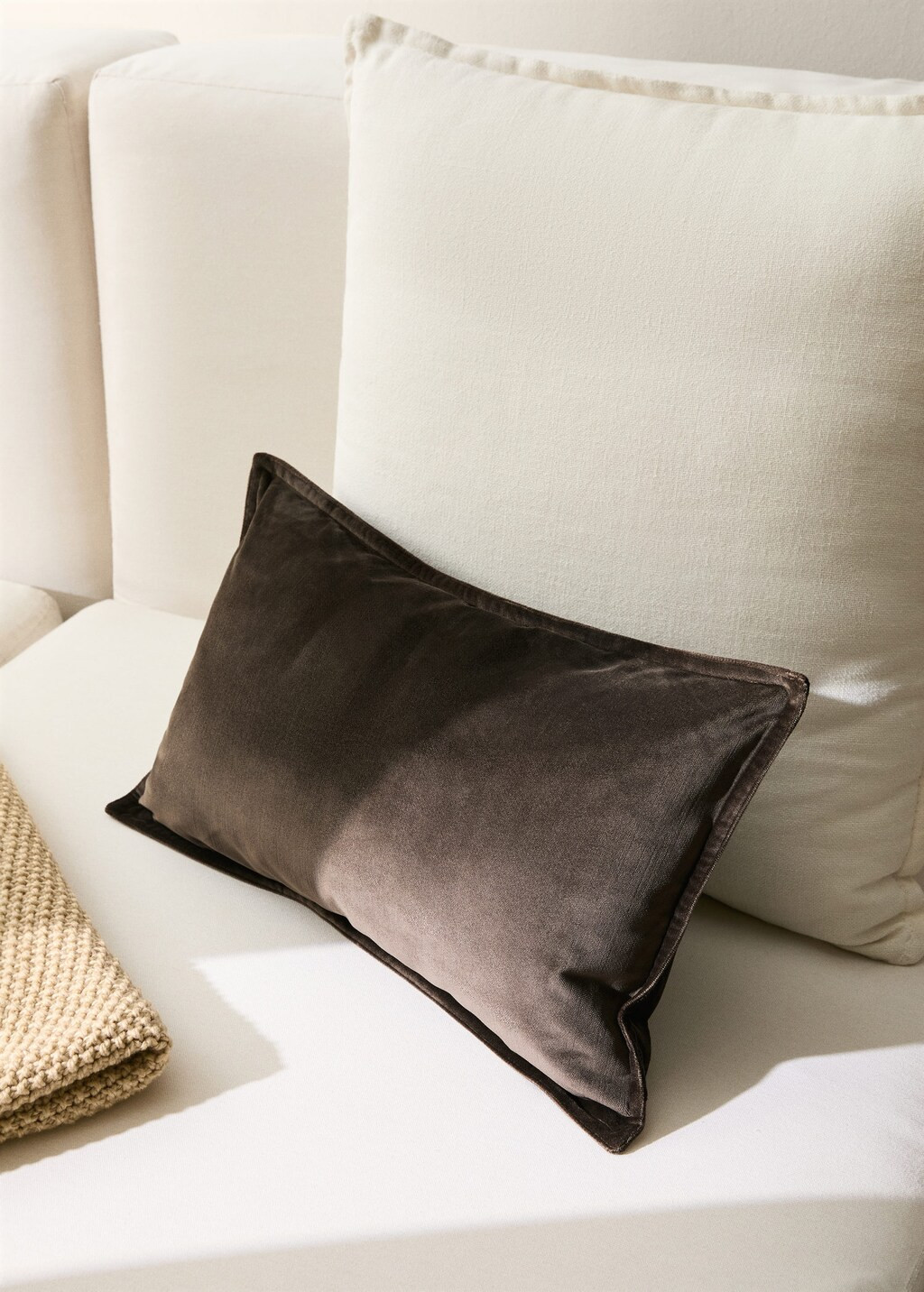 Velvet cushion cover 30x50 cm coffee - Home - 11.8x19.6in - MANGO HOME | Mango (US/MX/AU)