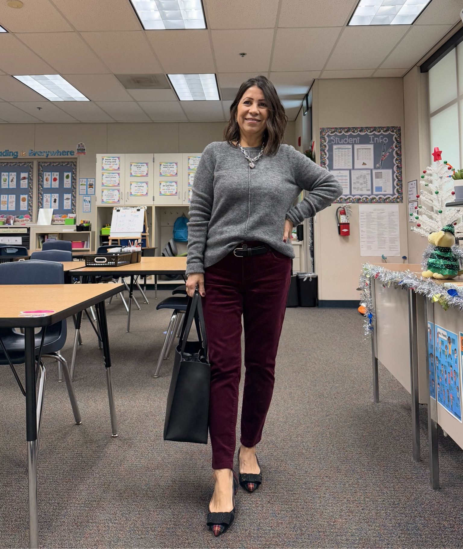 Teacher outfit idea ✏️




closet staples | crewneck sweater | corduroy pants | silver heart necklace 



#LTKSaleAlert #LTKHoliday #LTKStyleTip