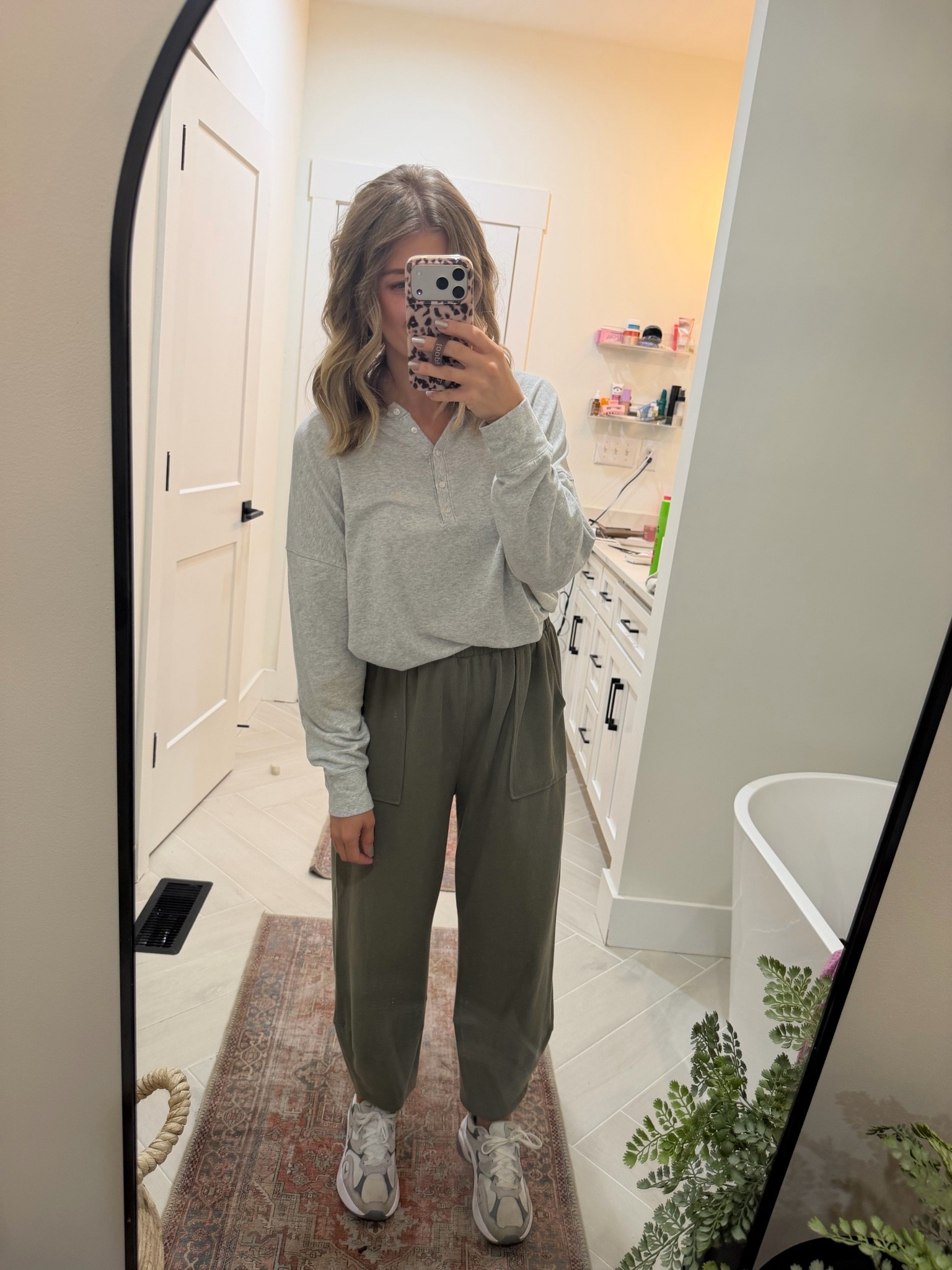 Love a comfy/cute outfit combo. I have these pants in multiple colors. Love that they can be dressed up or down.🤍