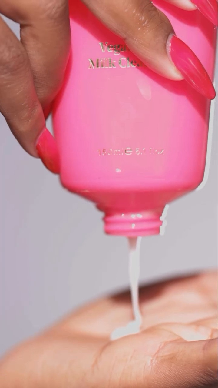 My Morning skincare routine 

So this is how I’ve been looking after my skin lately, it’s a simple routine that I know I can stick to, it’s also my skincare reset for whenever my skin starts acting up. I do add and tweak things here and there and I try to keep most of my treatments to nighttime routine which I’ll show you in another video 🤎 I also have a few sunscreens which I rotate depending on the weather and what I’m up to for the day 🙃

Let me know if you have any questions 🫶🏾

@bybibeauty 
•milk melt cleanser

@thayers 
•Cucumber toner 

@dr.pawpaw 
•4 in 1 serum 

@lizearlebeautyco 
•Eye cream 
•Super skin moisturiser

@no7
•Future renew spf50 

#thayers #no7skincare #lizearle  #skincareroutine #skincareregime #sensitiveskincare #wakeup2slay #over40skincare #sunscreens #skincarereels