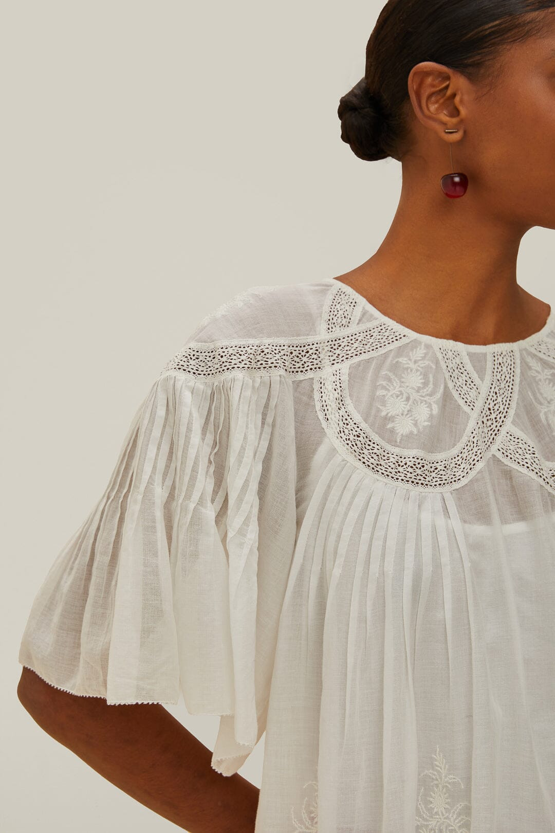 Off-White Embroidered Short Sleeve Blouse | FarmRio (US)