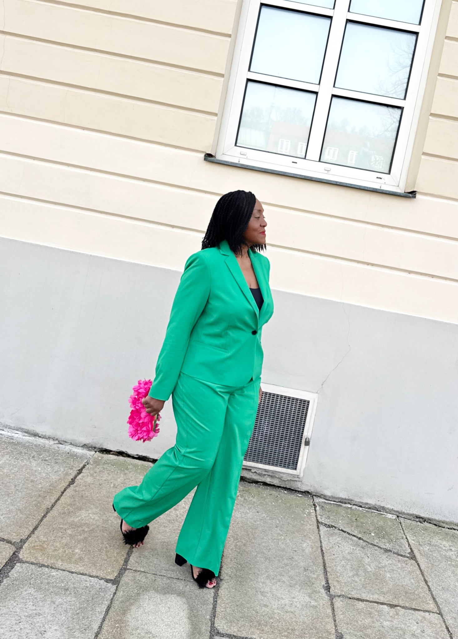 Power suit with a pop of pink💚🩷
•


#LTKeurope #LTKmidsize #LTKspring