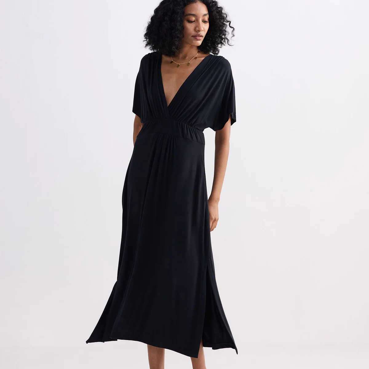 Flowy A-Line Maxi Dress with Side Slits in Black | Reistor