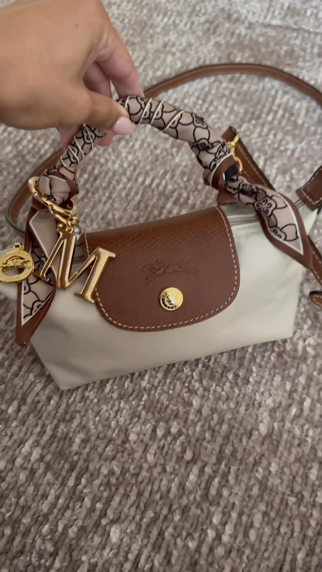 My everyday go-to 🥰 The Longchamp Le Pliage is that effortless grab-and-go bag that fits all my daily essentials while still looking chic. Lightweight and perfect for everyday wear!

#micheleonstyle 
#WhatsInMyBag
#Longchamp
#AmazonFinds