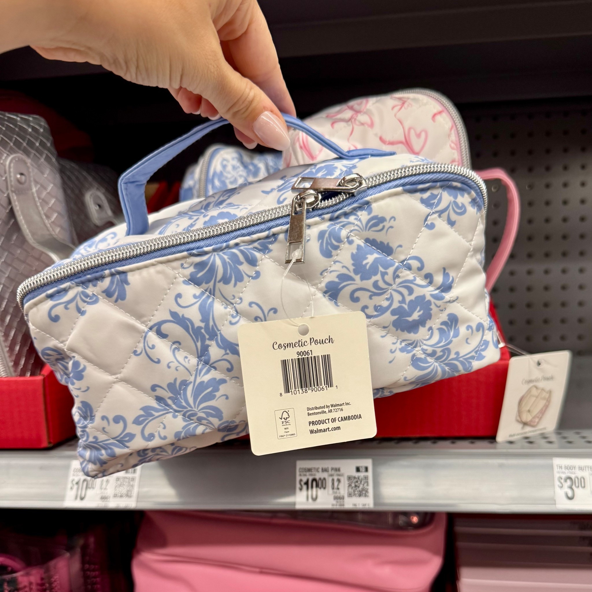 Walmart cosmetic bag gift idea 🤍
Perfect for travel, makeup, or everyday use. Affordable, cute, and under $10 — great gift for women, teens, and moms. #WalmartFinds #Giftguide #AffordableGifts #LTKHome

#LTKBeauty #LTKFindsUnder50 #LTKGiftGuide