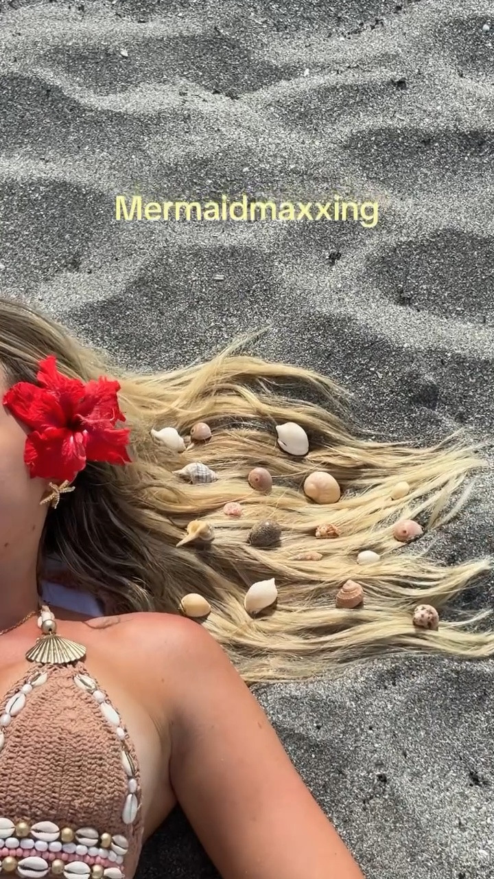 Mermaidmaxxing 🐚 

Earrings: @oceanus 
Swimsuit: @andi_bagus 

#shells #seashell #beach #jupiter #florida