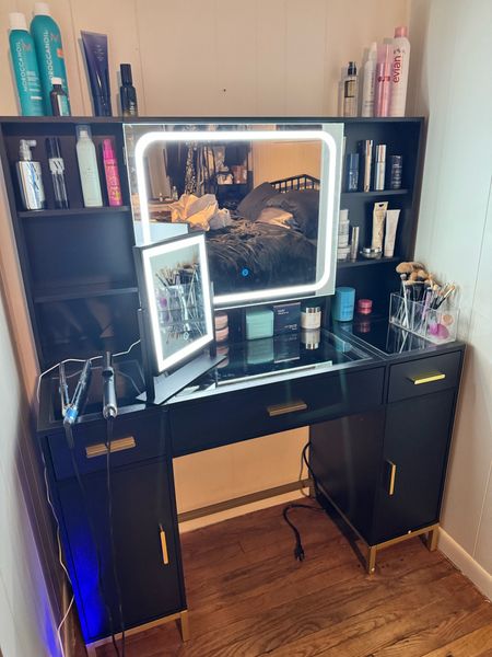 The perfect make up vanity desk 🥰