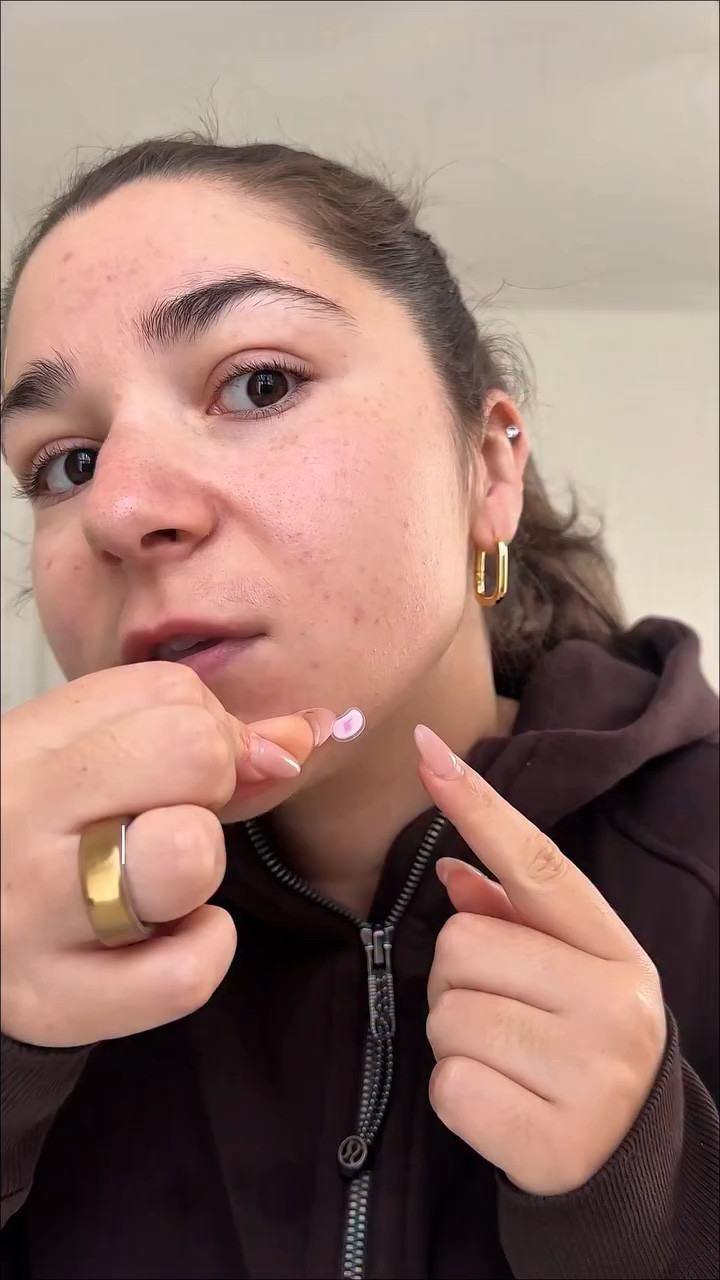I’ve been patiently waiting for a pimple to show up so I can try the @rhode pimple patches and I’m SO hype to see what’s tea🤭🤸🏼‍♀️😝

#acneproneskin #acnejourney #pimplepatch #pimplepatches #rhode