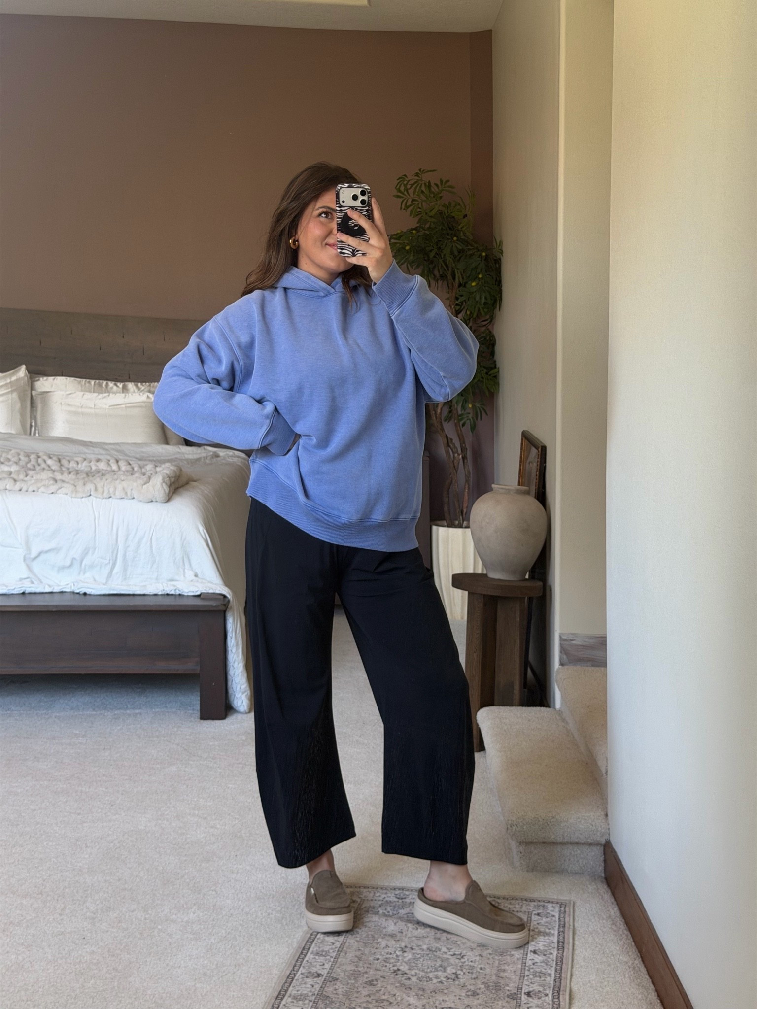 @American Eagle Outfitters @Aerie  perfectly oversized sweatshirt! My fav for kids sports. Wearing medium. 
Pants are @Ruti 

Midsize, size 12, size 14, mom style, curvy outfit, thick tummy approved