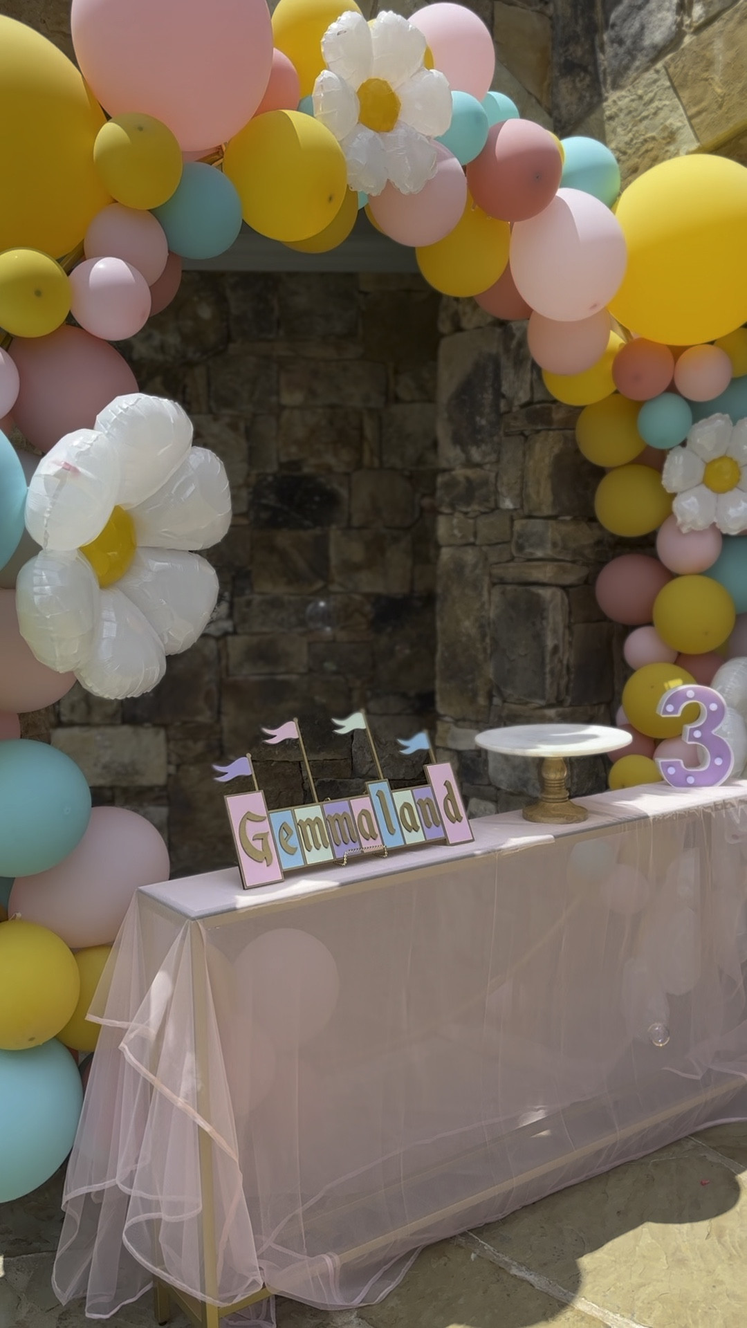 Pastel daisy balloon garland from Amazon for a Disneyland theme birthday party

#LTKkids