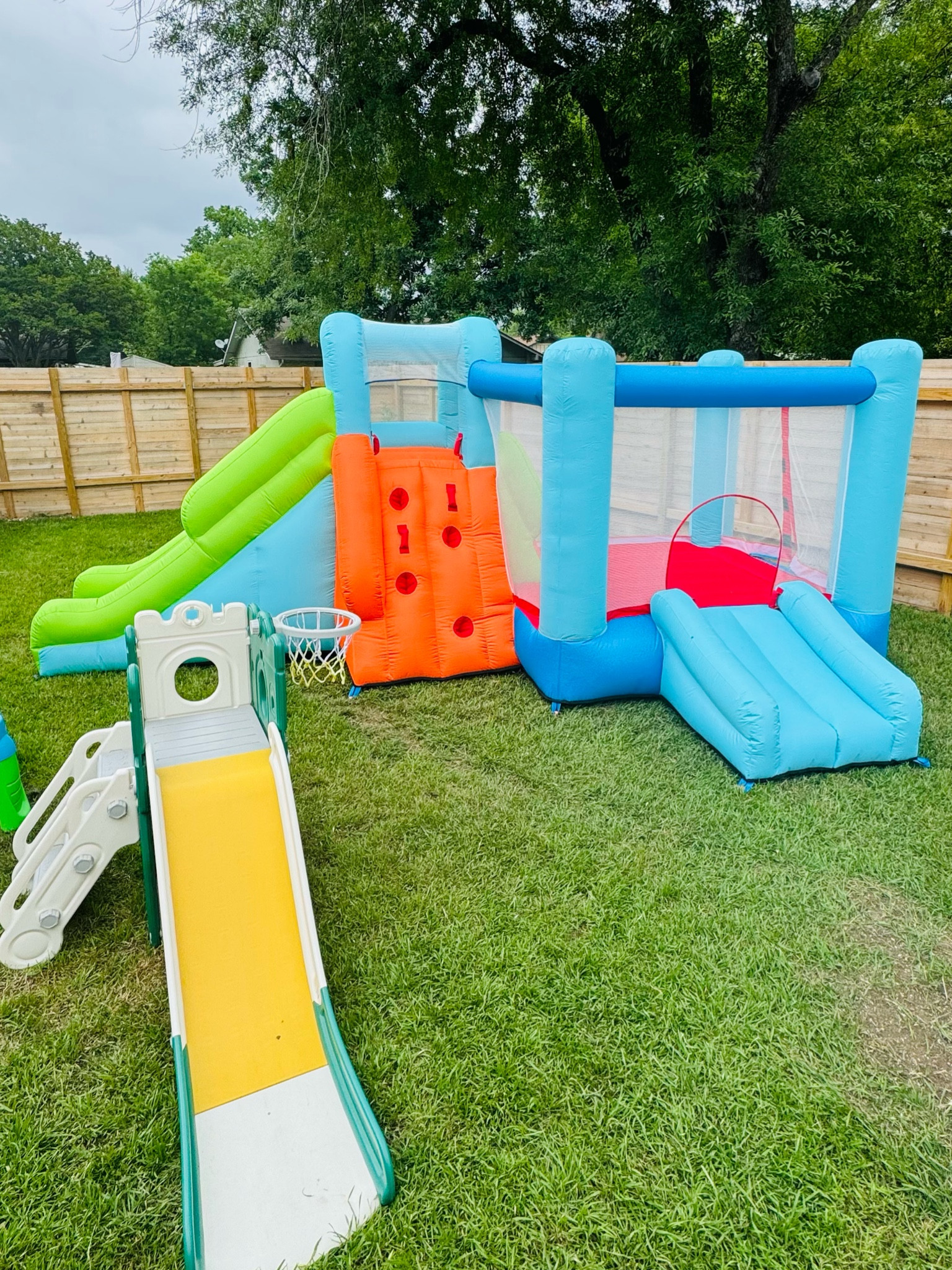 I’m a mom that doesn’t care for a fuss. This bounce house in NO fuss. Easy assembly + LOADS of fun. Highly recommend 👌🏼

#LTKfamily #LTKparties #LTKkids