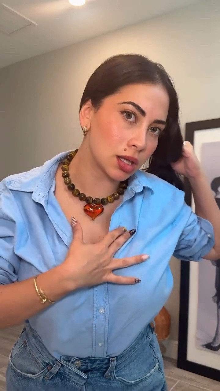 Styling my new beaded @anthropologie necklace for a full day of errands 🤎 

shirt @hm 
pants @agolde 
sunnies @miumiu 
bag @flattered