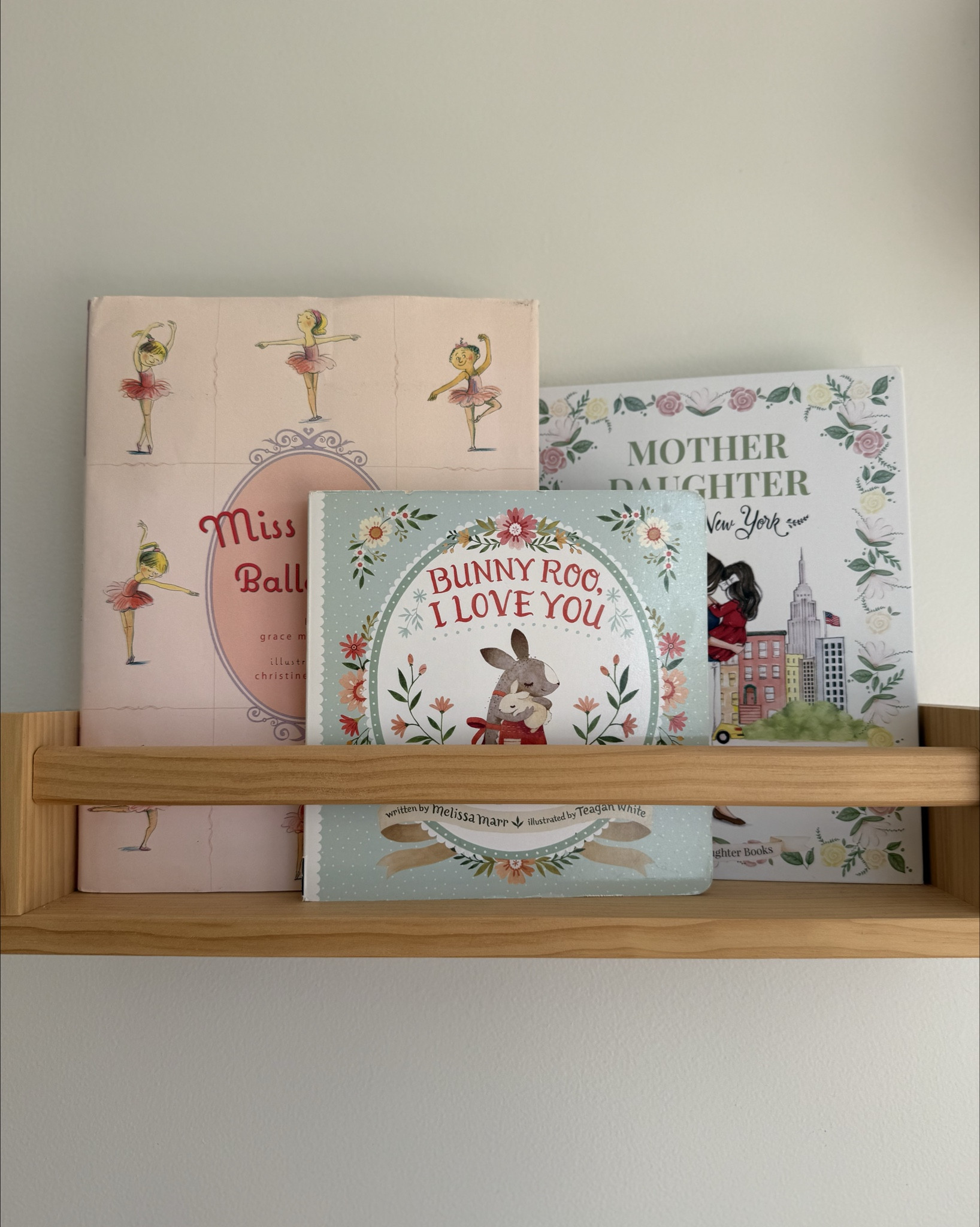 Beautiful books for girls rooms 💗