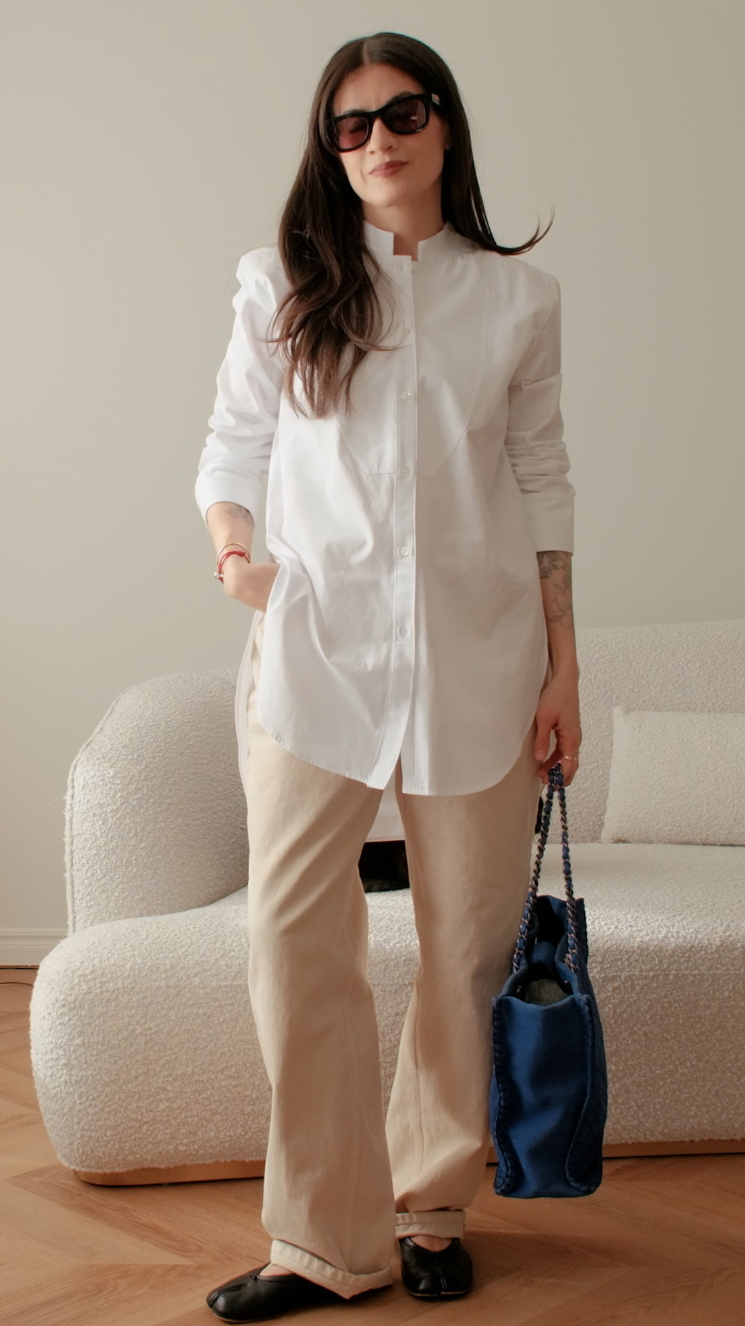 Easy daytime outfit. Exact version of my blue suede Chanel tote bag linked below but in leather! 

Shirt, Zara
Jeans, Uniqlo
Tabi Ballet Flats, Maison Margiela
Bag, Vintage Chanel


 

 #LTKjeans #LTKshoes #LTKbag