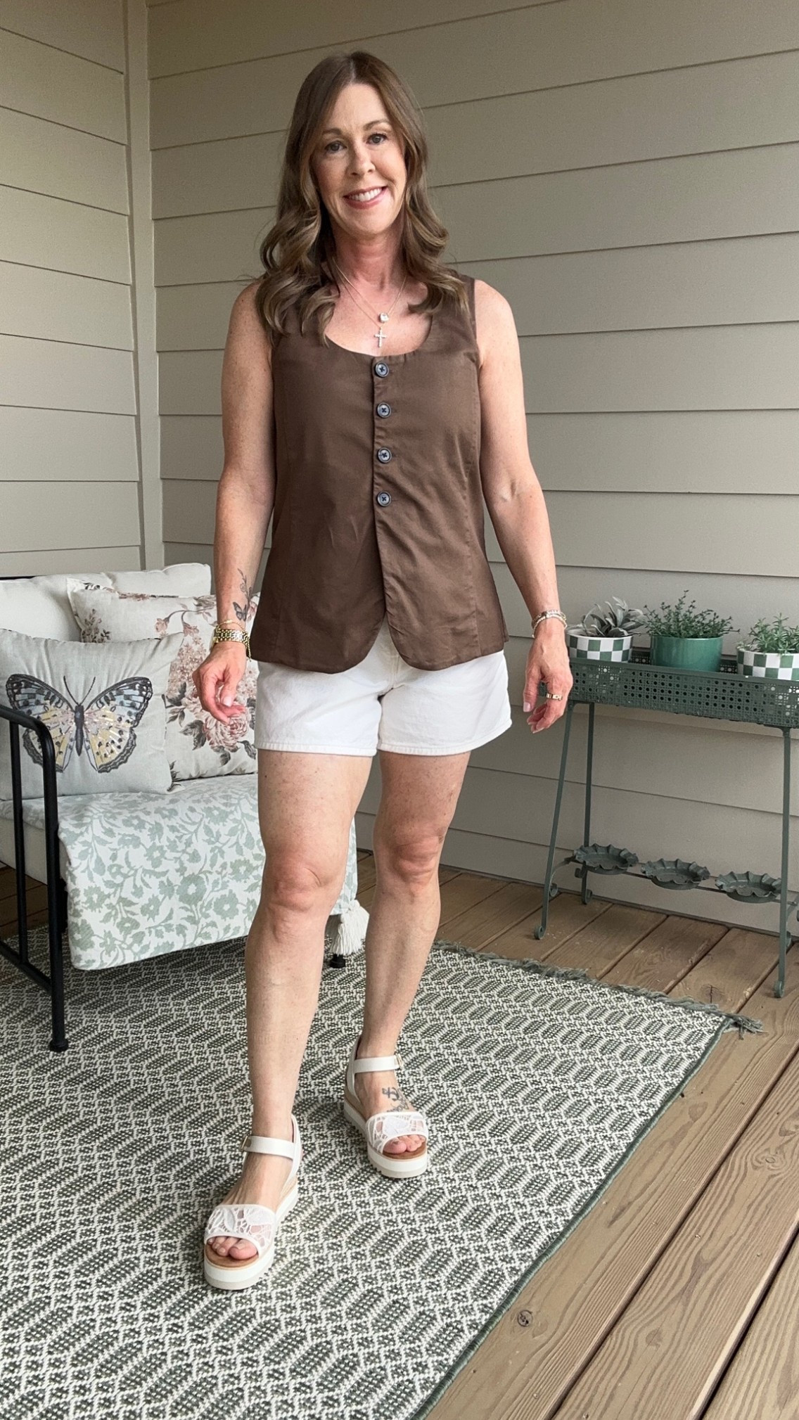 Outfit of the day! 
Loft vest
Levi’s cinch waist shorts
Toms Sandals
#loft levis #leviscinchshorts