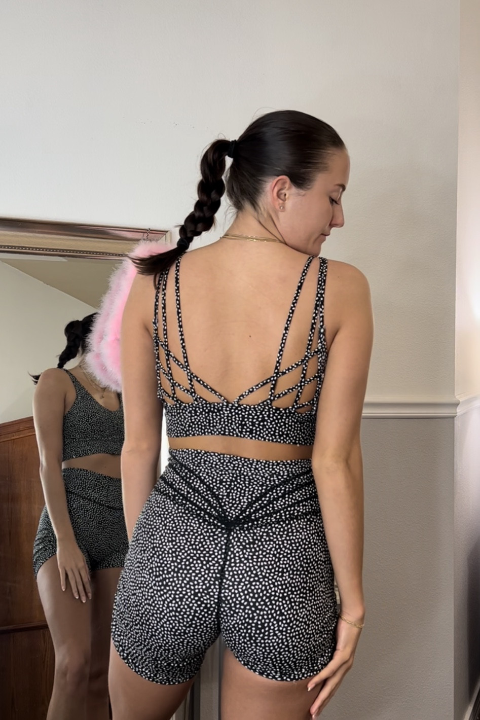 AMAZON SET: BLACK DOT PRINT! 

This top is amazing for back days🤠
Shorts are the same best shorts ever! Buttery soft like aligns and flattering seams on the back! no front seams which is a plus!!


#LTKsalealert #LTKfit #LTKFind